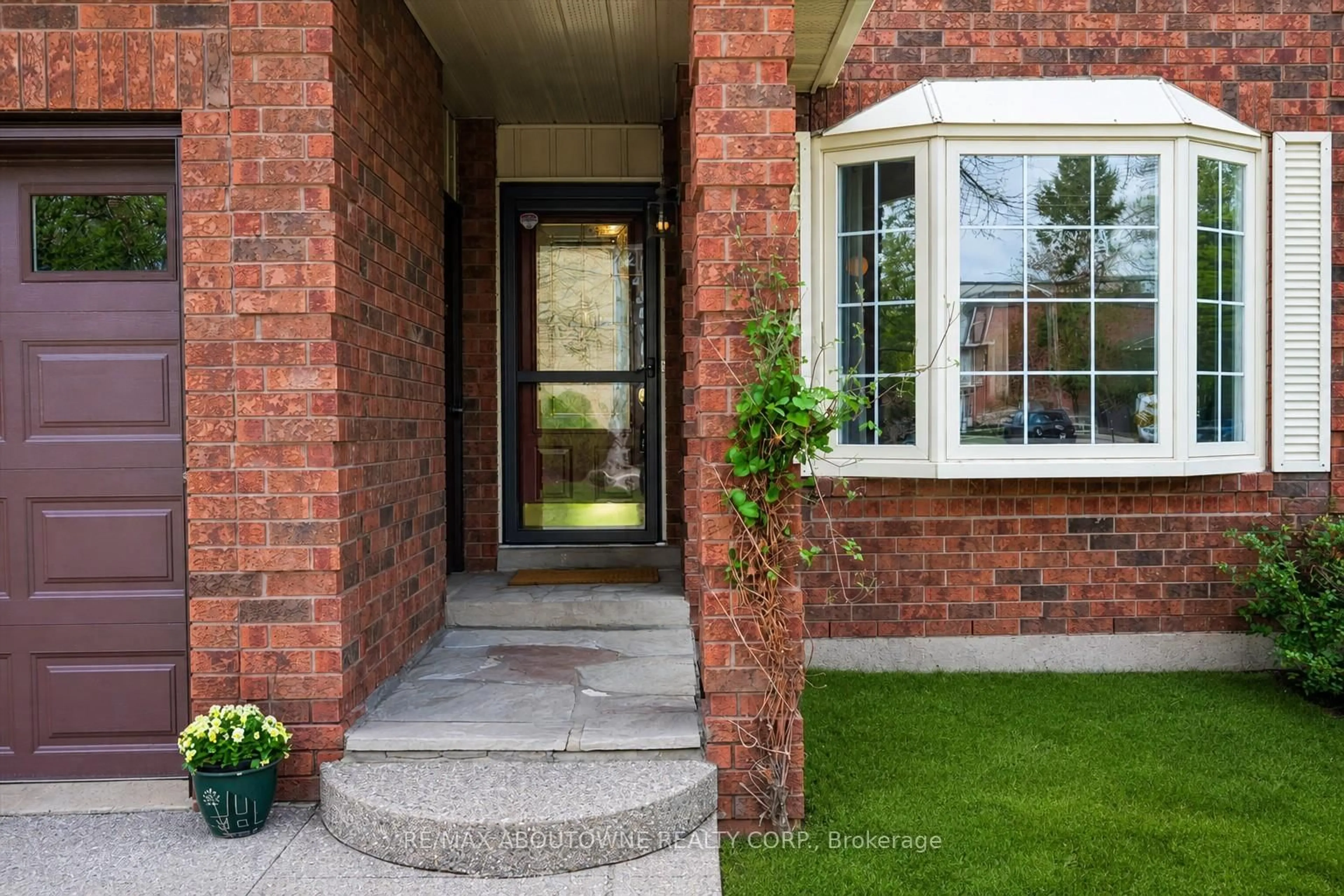 Unknown for 2330 Marine Dr, Oakville Ontario L6L 1C3