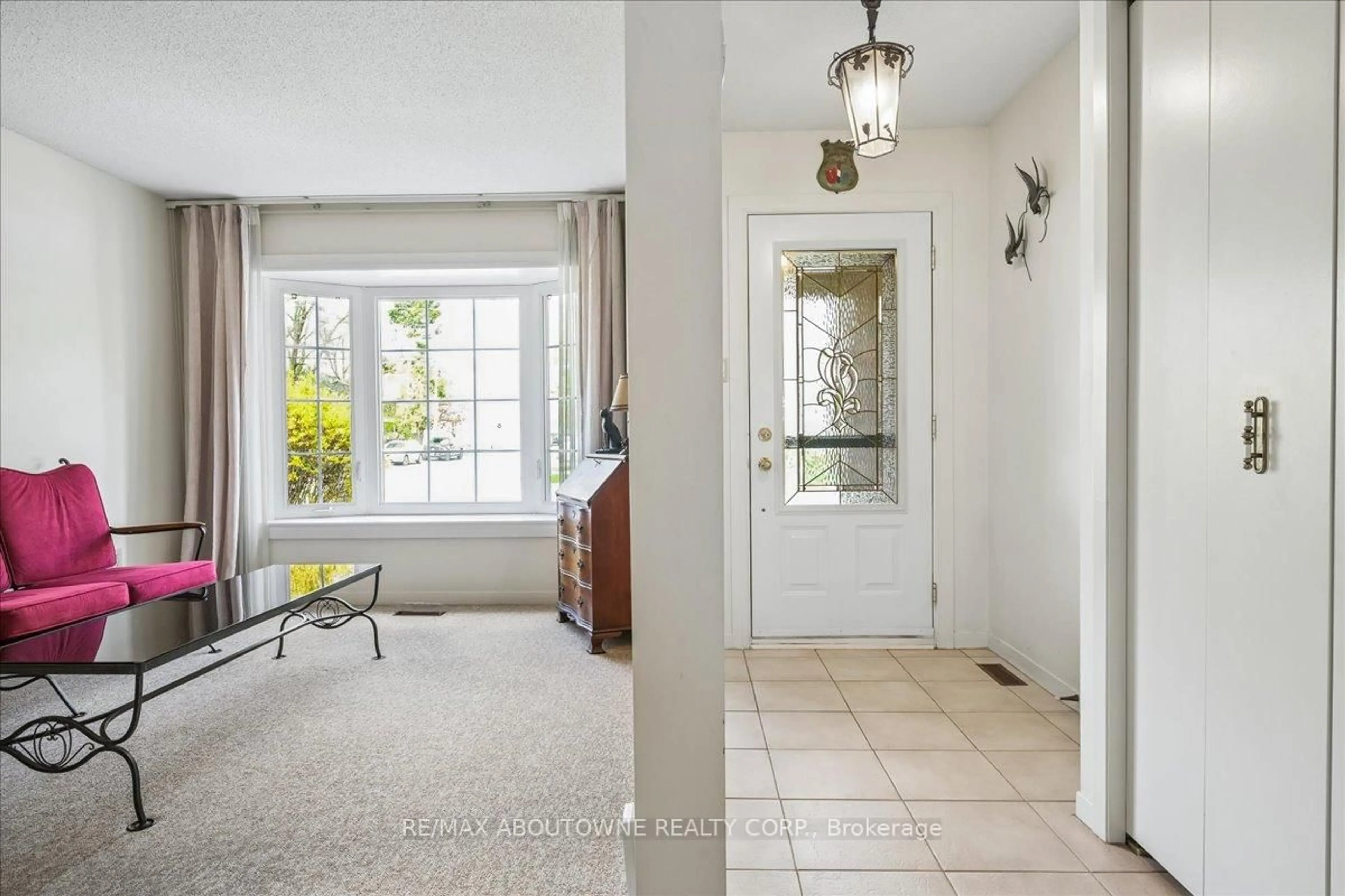 Indoor entryway for 2330 Marine Dr, Oakville Ontario L6L 1C3