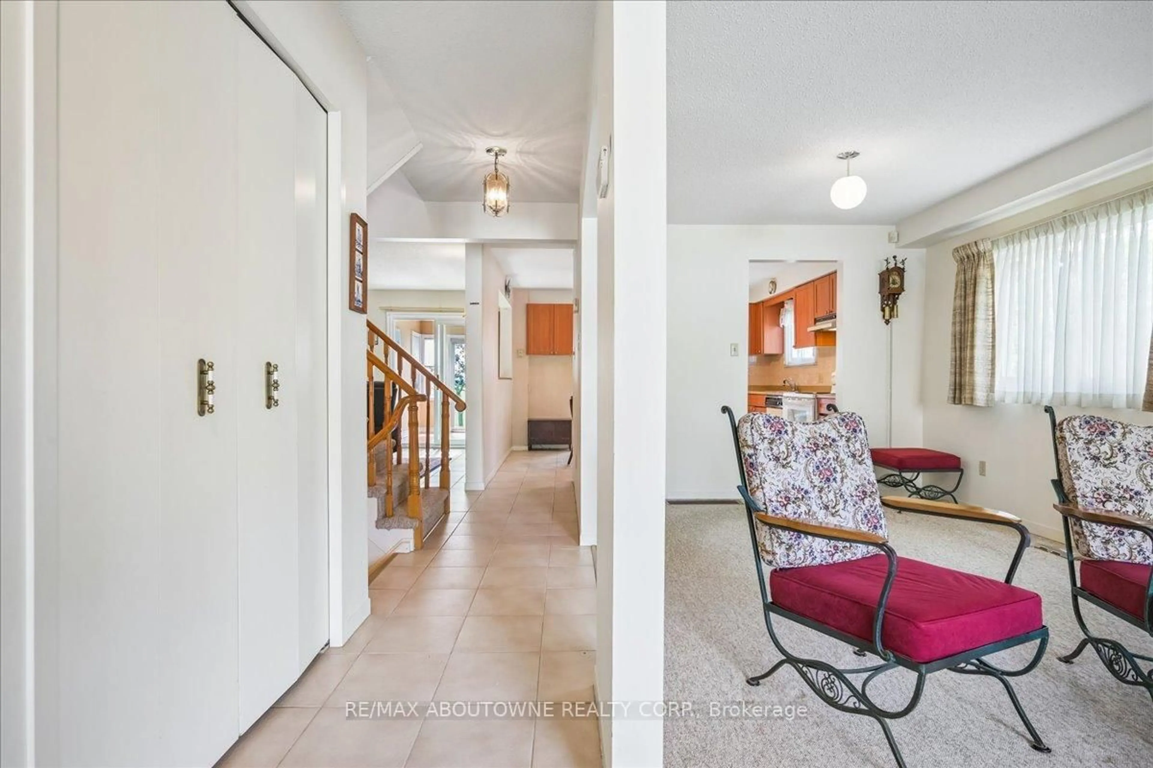 Indoor foyer for 2330 Marine Dr, Oakville Ontario L6L 1C3