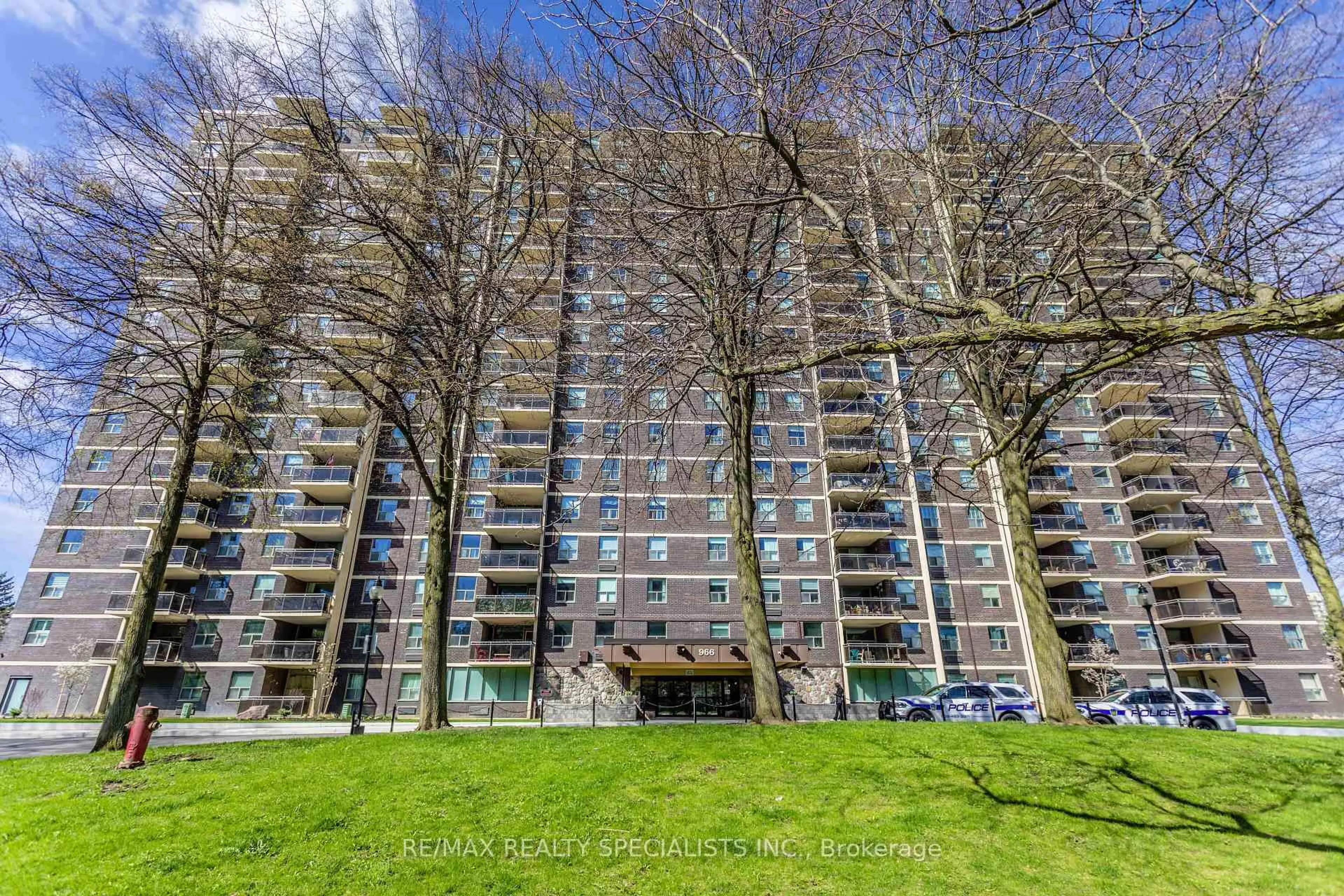 A pic from outside/outdoor area/front of a property/back of a property/a pic from drone, unknown for 966 Inverhouse Dr #402, Mississauga Ontario L5J 4B6
