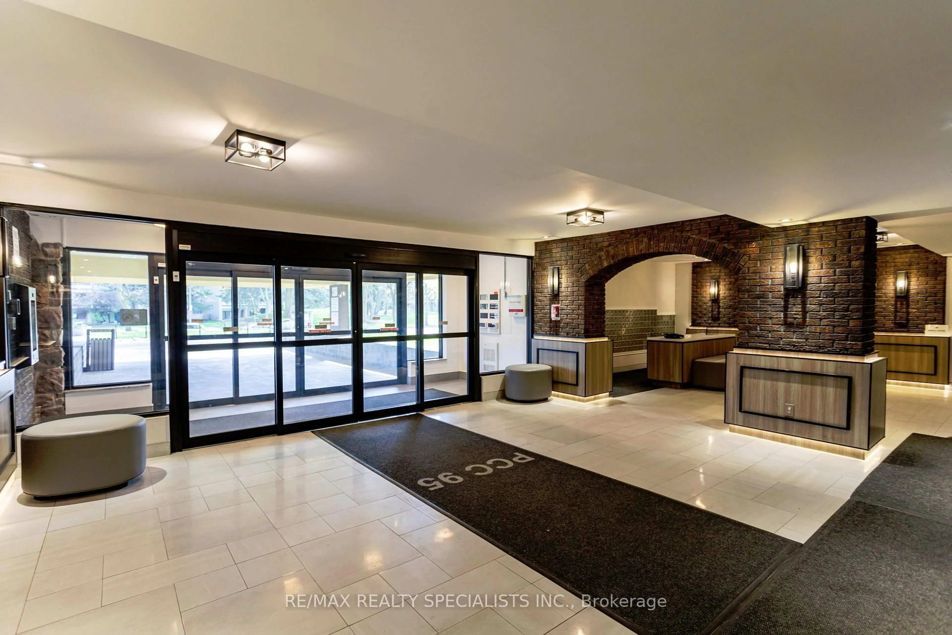 Indoor foyer for 966 Inverhouse Dr #402, Mississauga Ontario L5J 4B6
