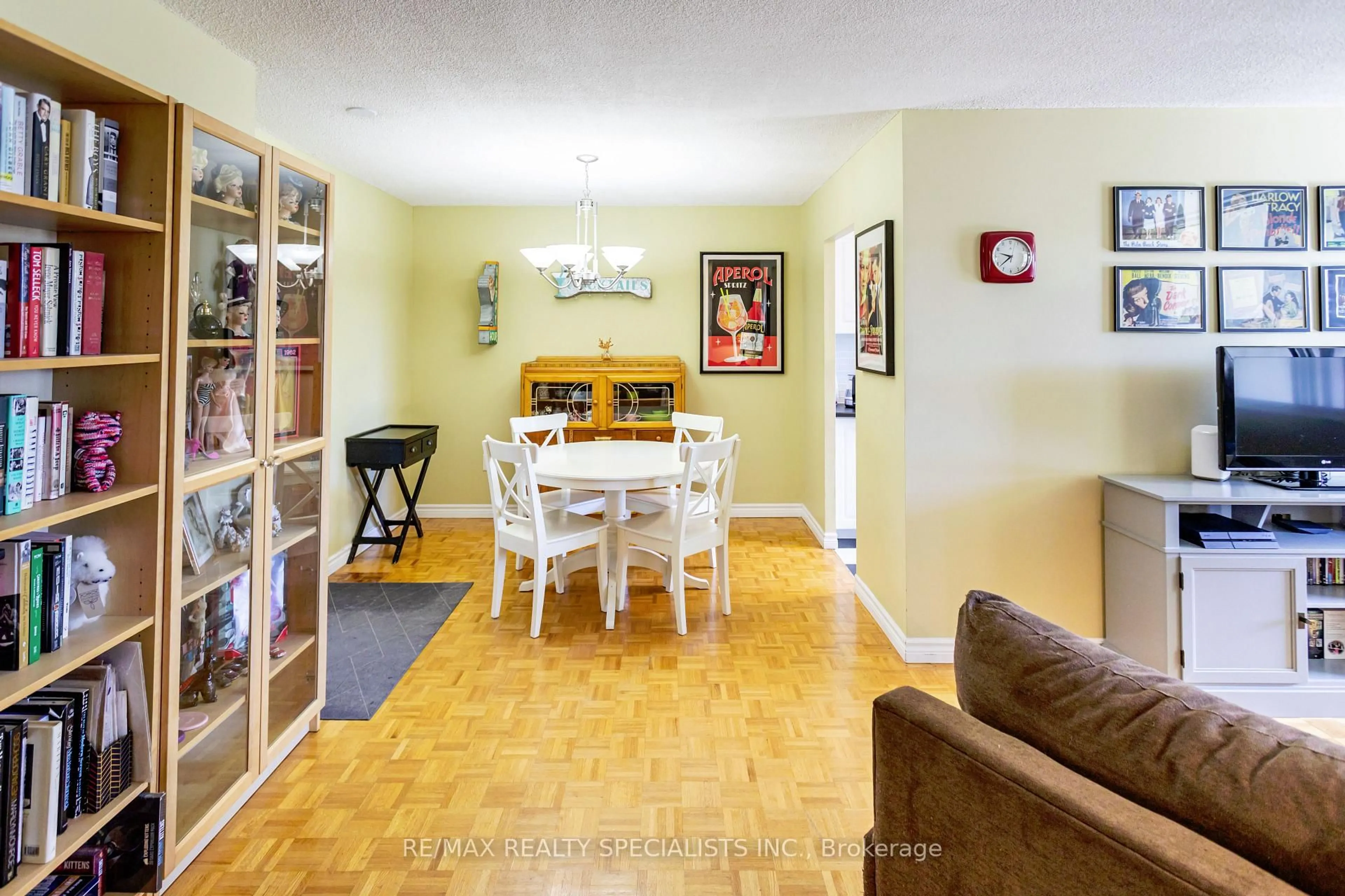 Dining room, wood/laminate floor for 966 Inverhouse Dr #402, Mississauga Ontario L5J 4B6