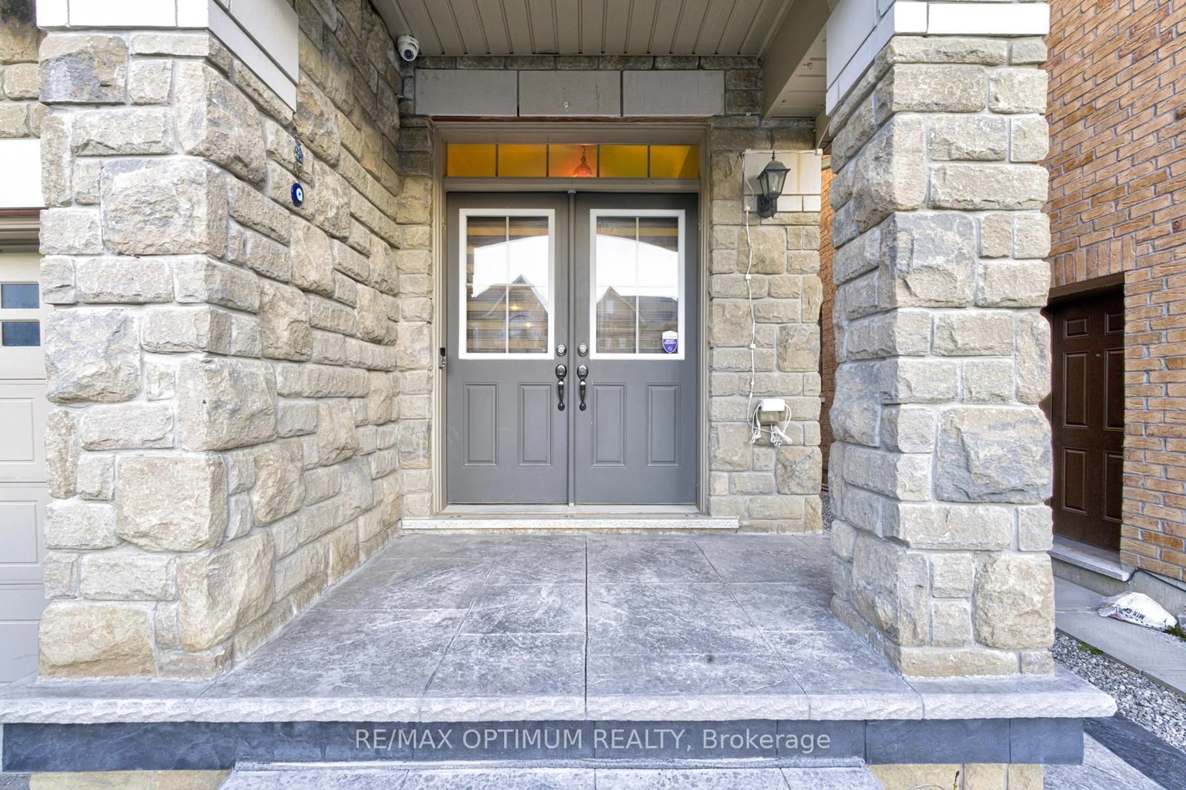 Indoor entryway for 13 Fann Dr, Brampton Ontario L7A 4L4