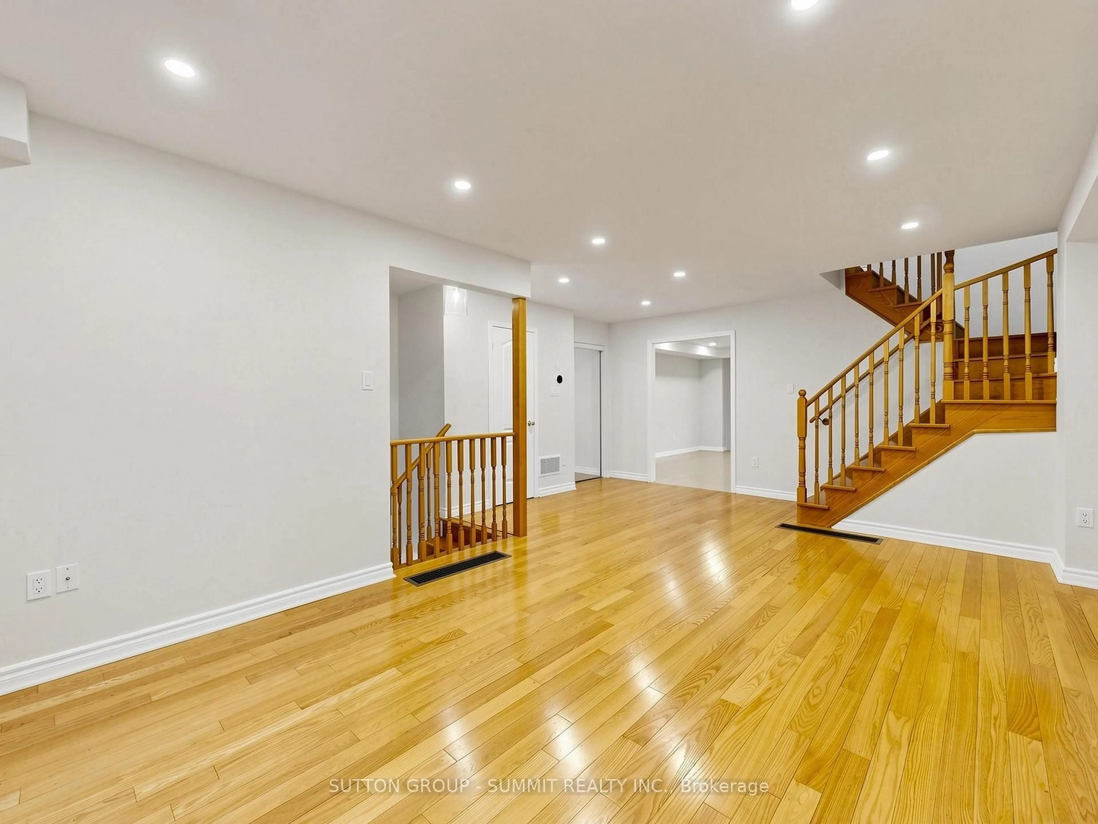 Indoor foyer for 735 MAXMAN St, Mississauga Ontario L5R 0B3