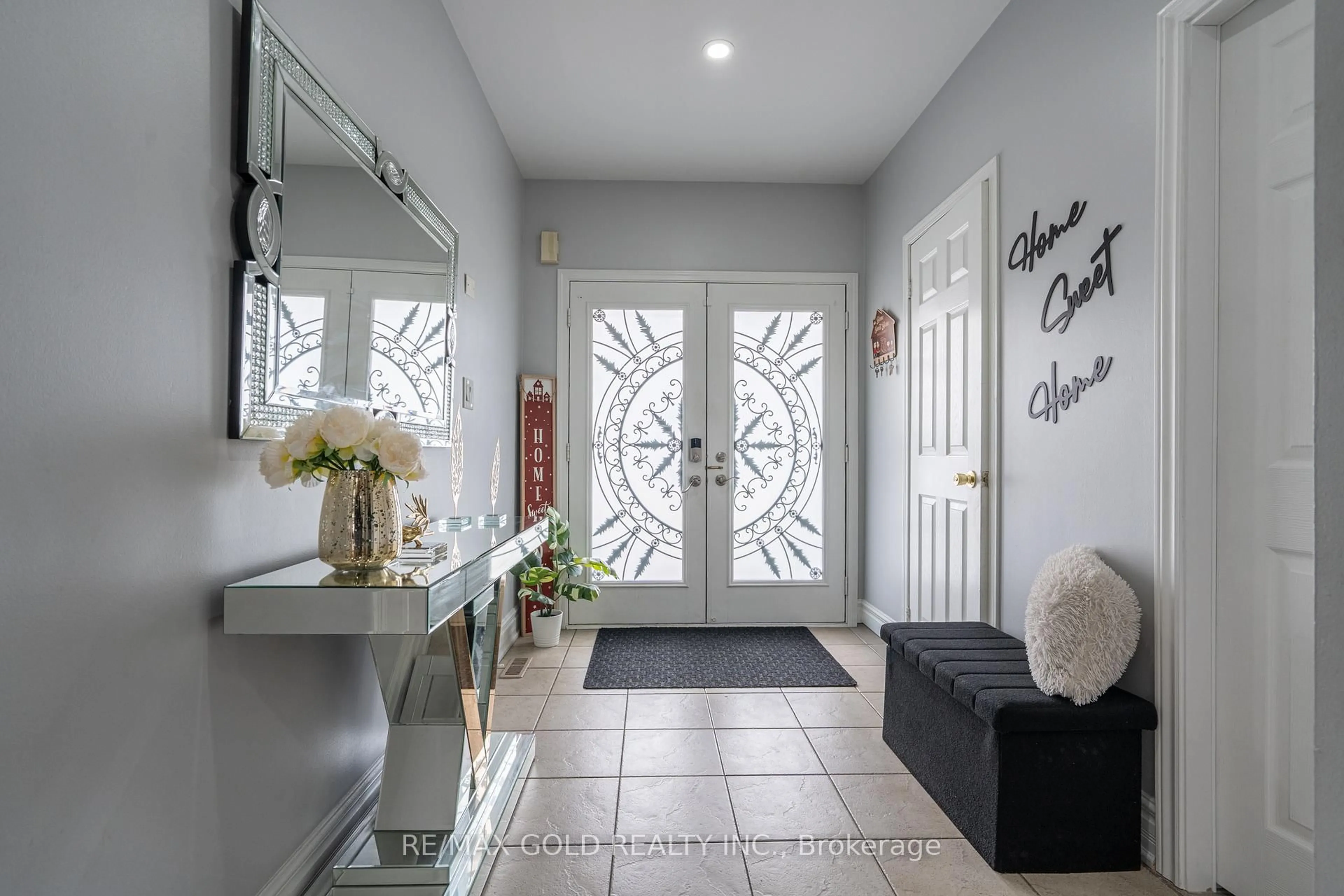 Indoor entryway for 8 Bayridge Dr, Brampton Ontario L6P 2H8