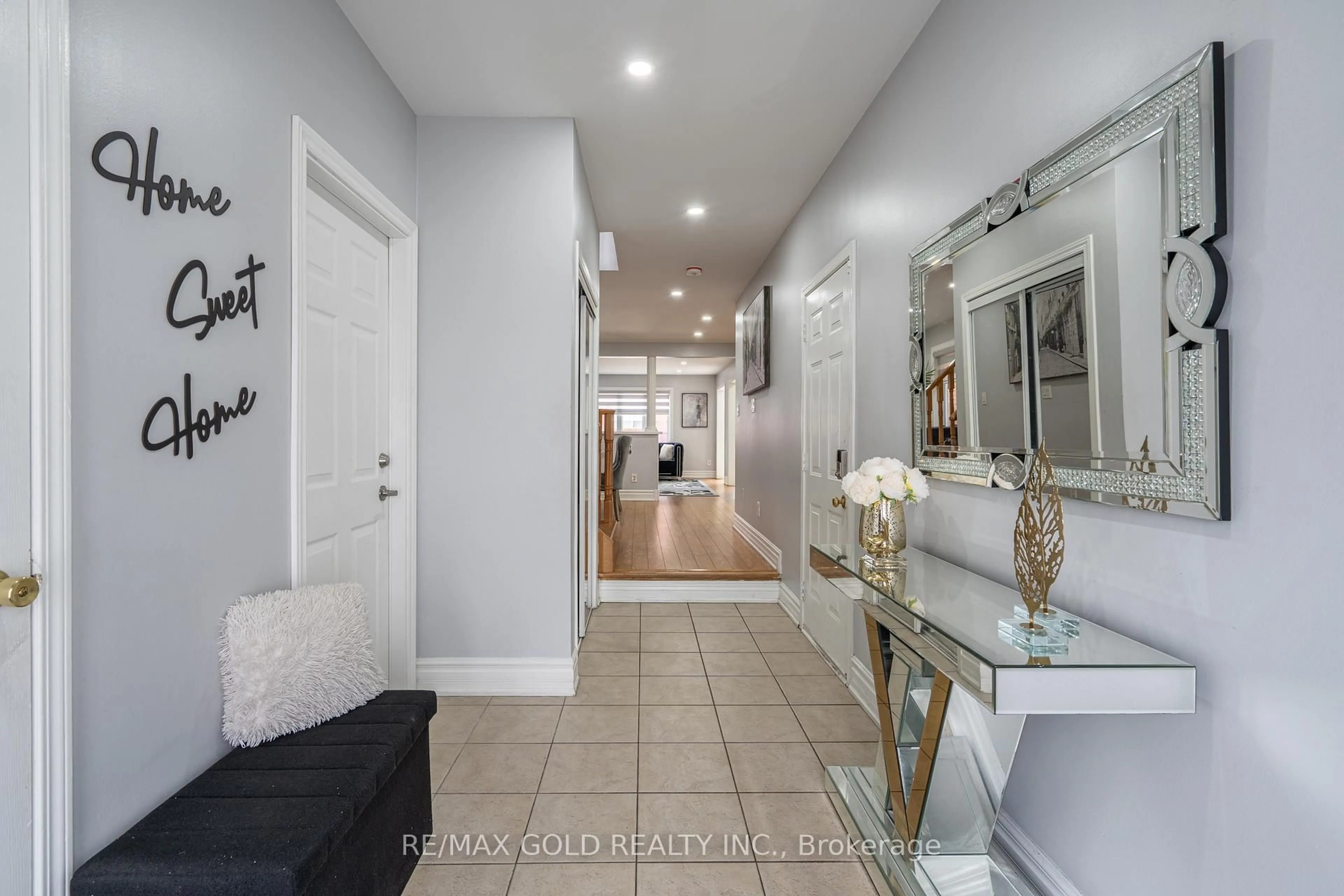 Indoor entryway for 8 Bayridge Dr, Brampton Ontario L6P 2H8