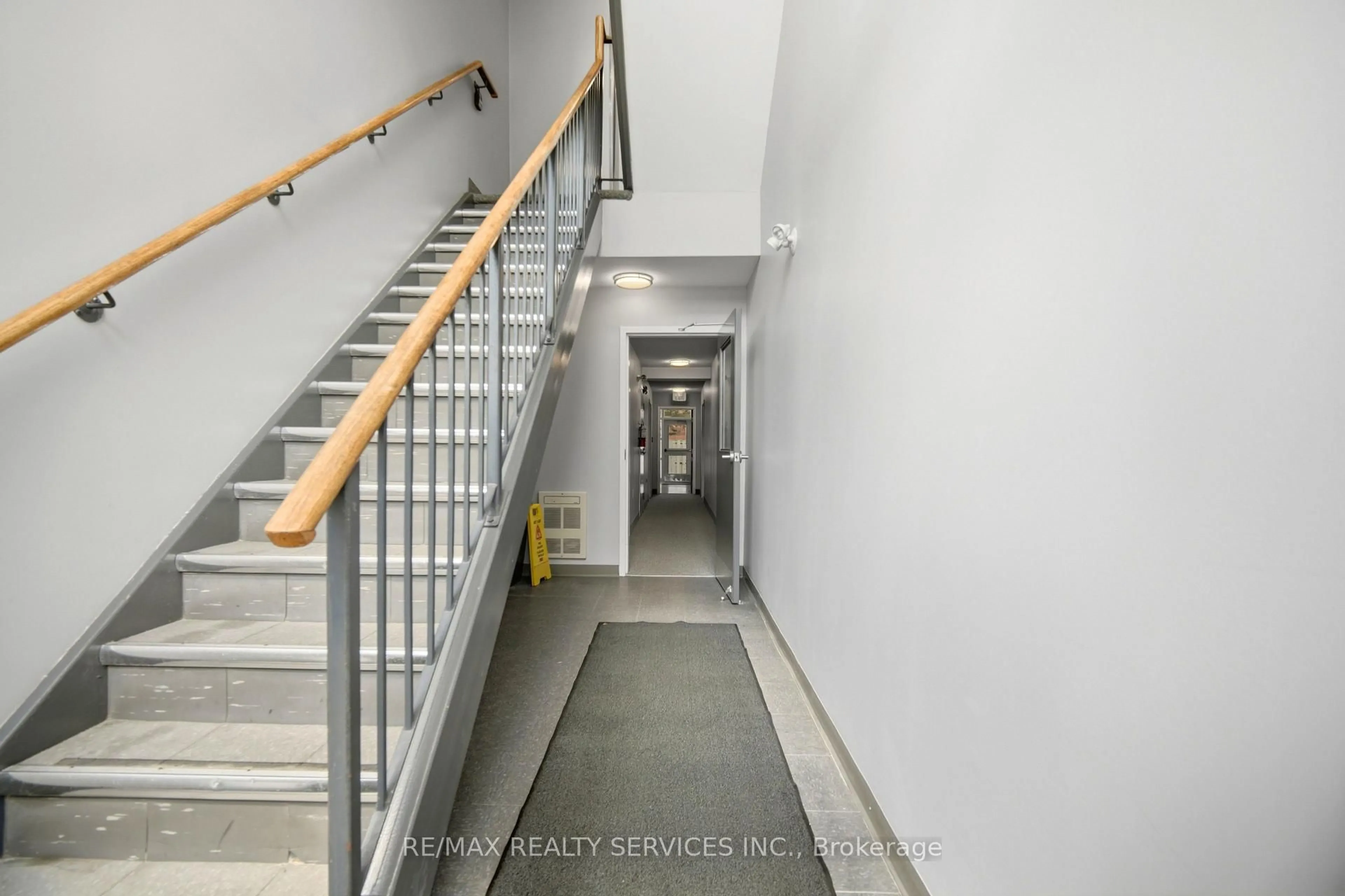 Indoor foyer for 211 FORUM Dr #110A, Mississauga Ontario L4Z 4C1