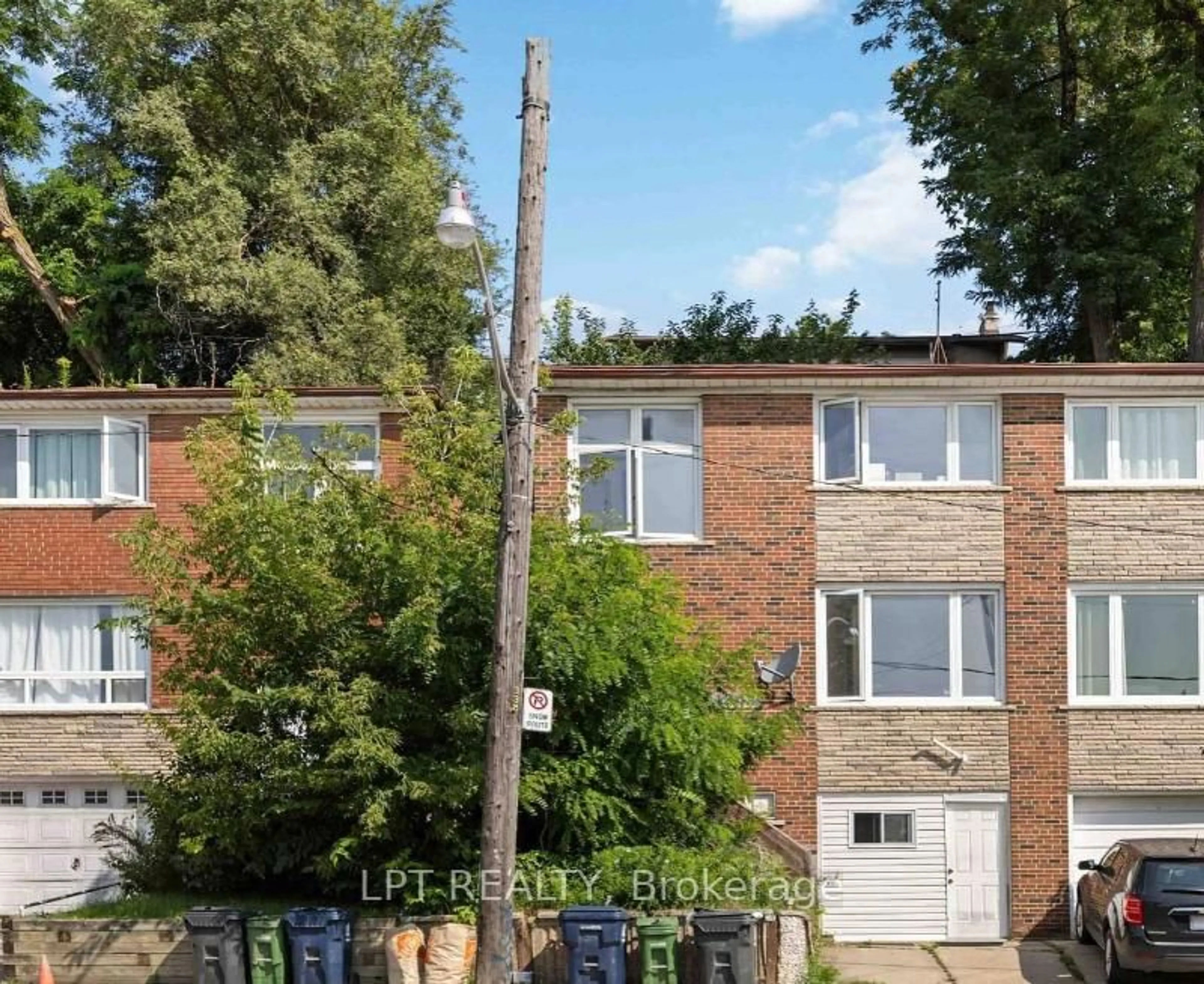 A pic from outside/outdoor area/front of a property/back of a property/a pic from drone, unknown for 1344 Davenport Rd, Toronto Ontario M6H 2G9