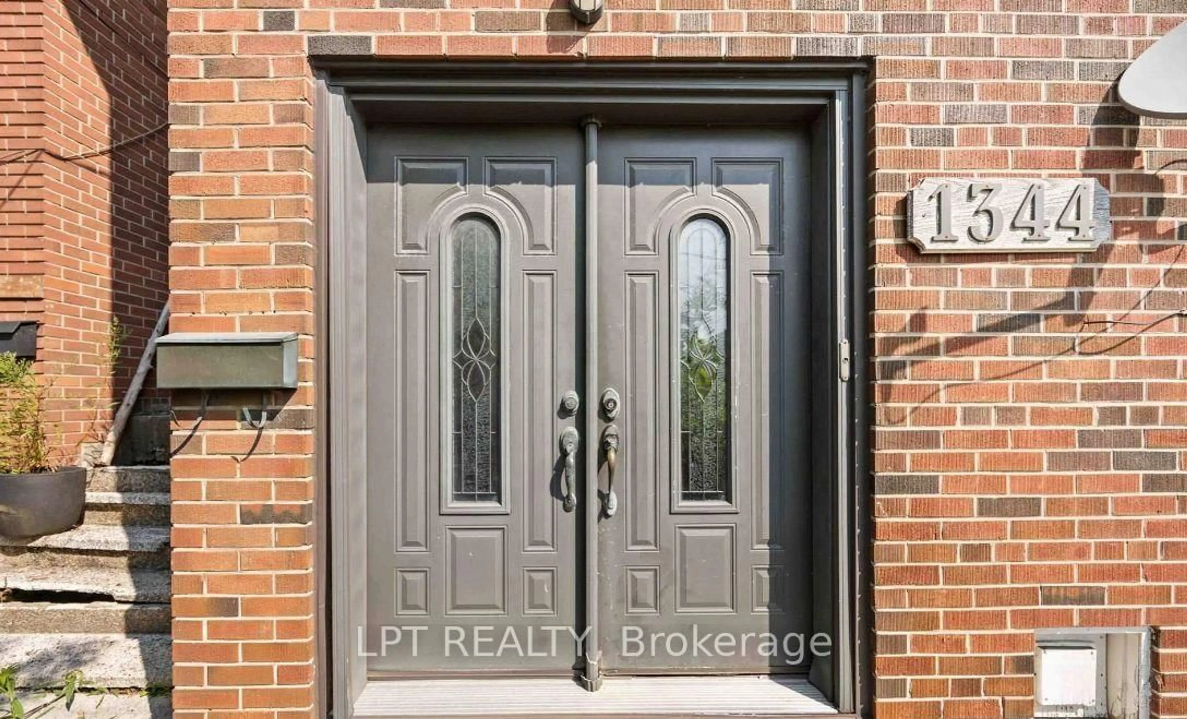 Indoor entryway for 1344 Davenport Rd, Toronto Ontario M6H 2G9