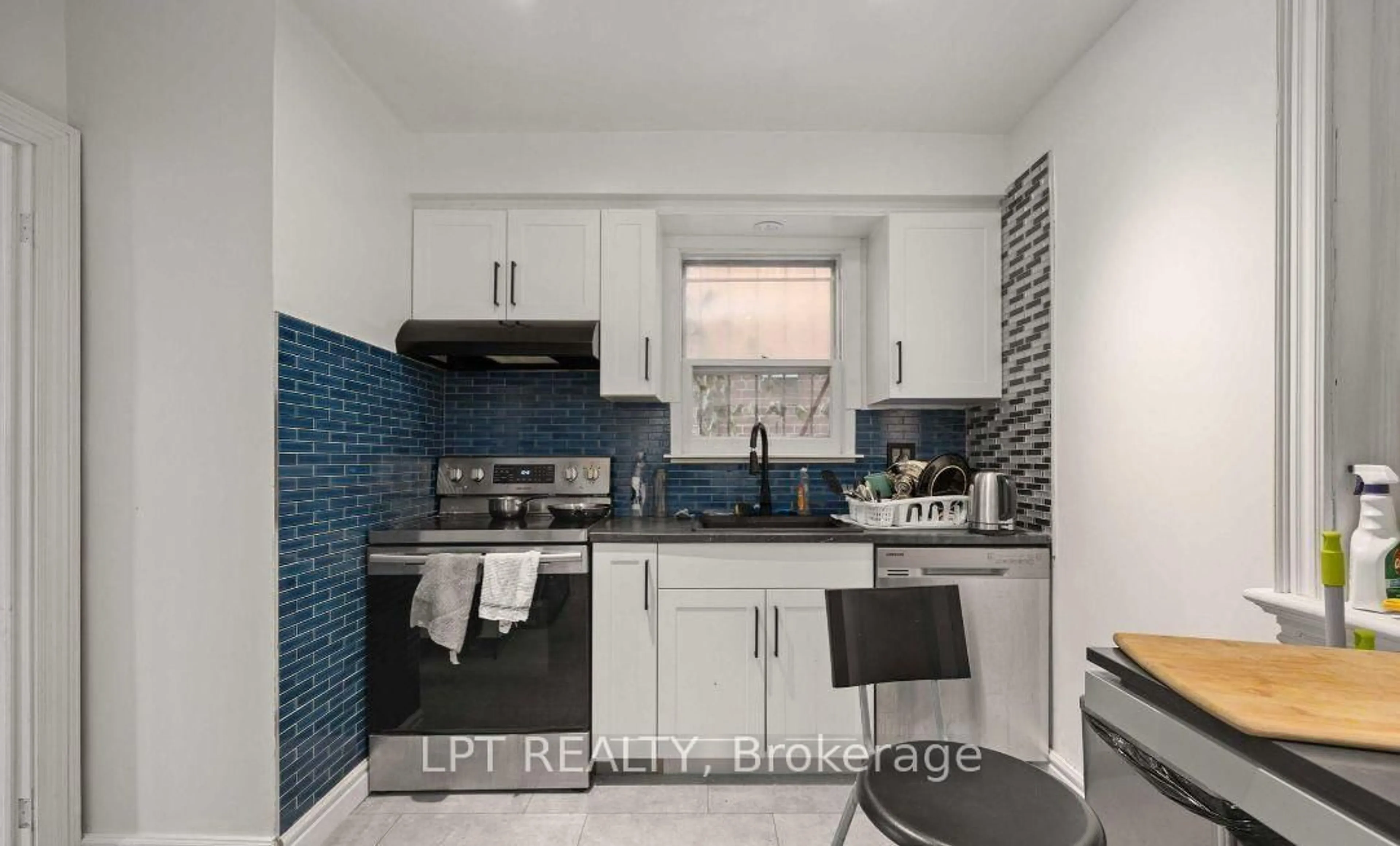 Standard kitchen, ceramic/tile floor for 1344 Davenport Rd, Toronto Ontario M6H 2G9