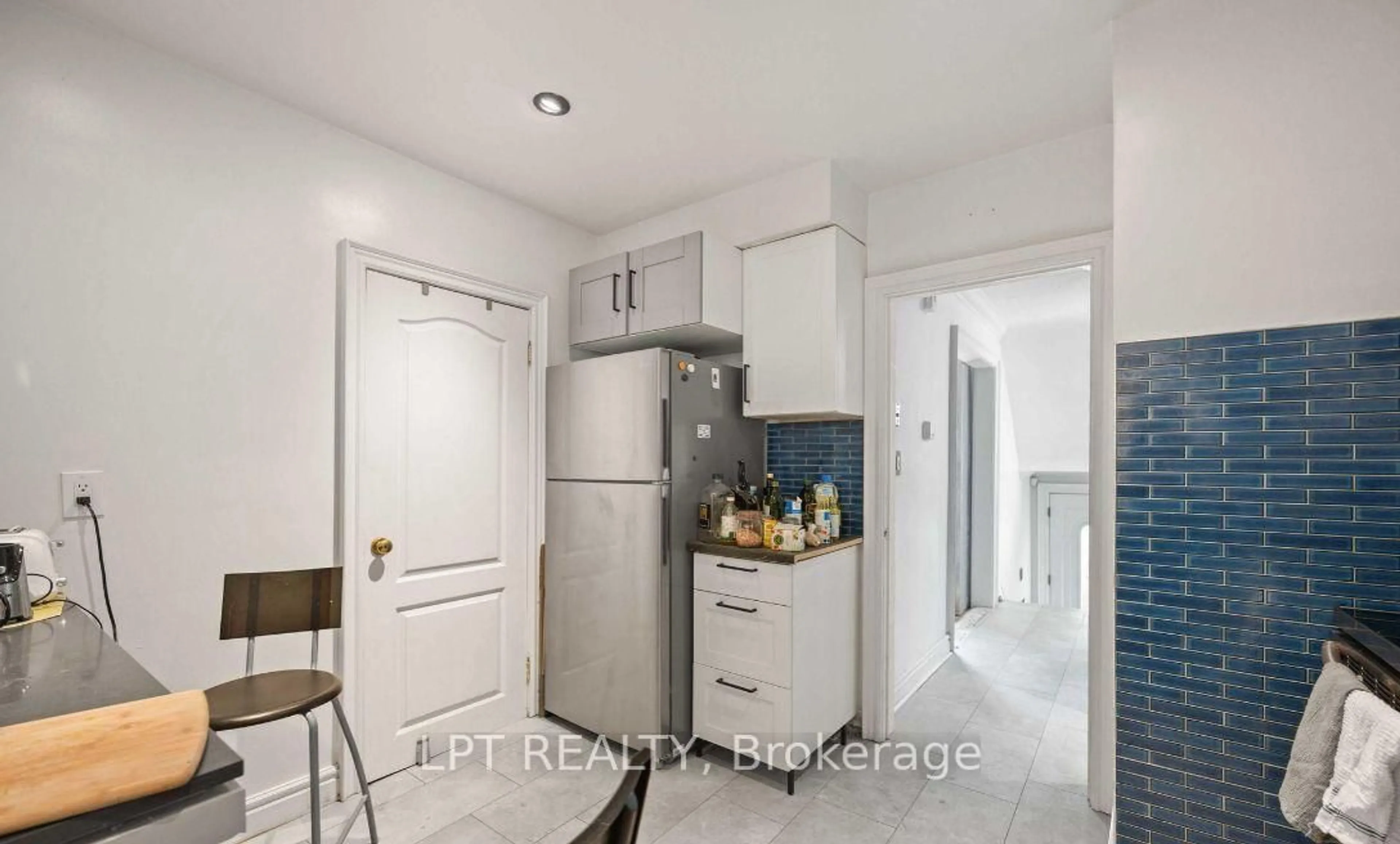Standard kitchen, unknown for 1344 Davenport Rd, Toronto Ontario M6H 2G9