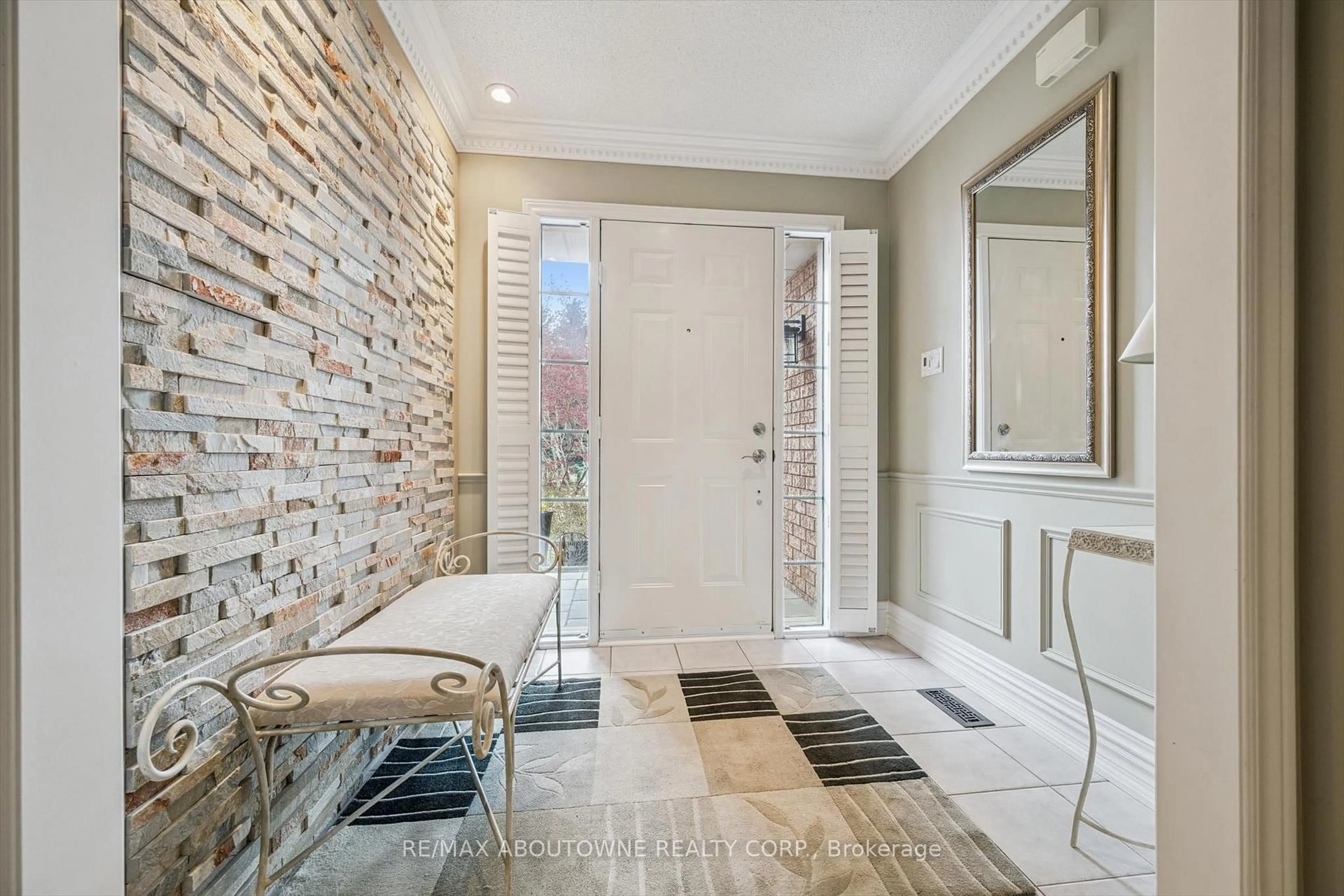 Indoor entryway for 154 Howell Rd, Oakville Ontario L6H 5Z2