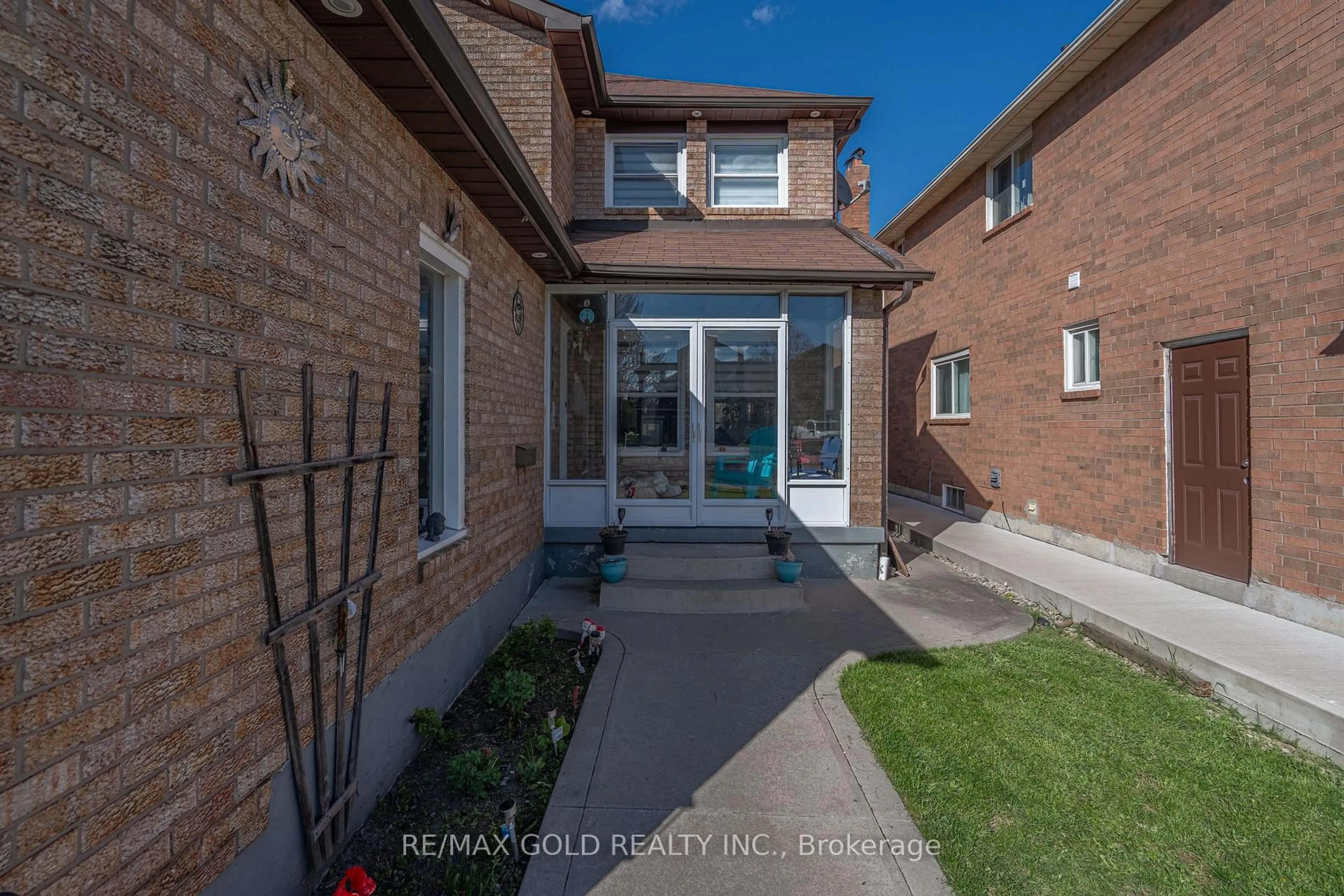 Home with brick exterior material, street for 103 Lord Simcoe Dr, Brampton Ontario L6S 5H4