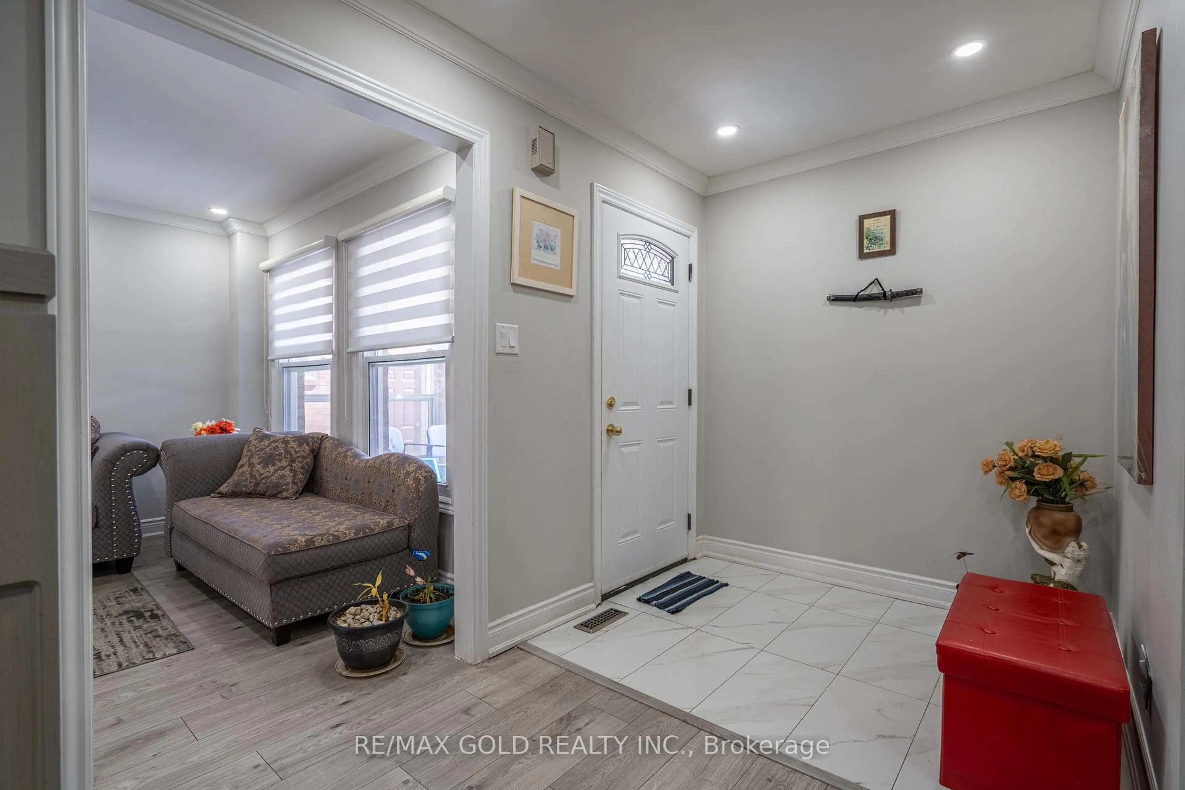 Indoor entryway for 103 Lord Simcoe Dr, Brampton Ontario L6S 5H4