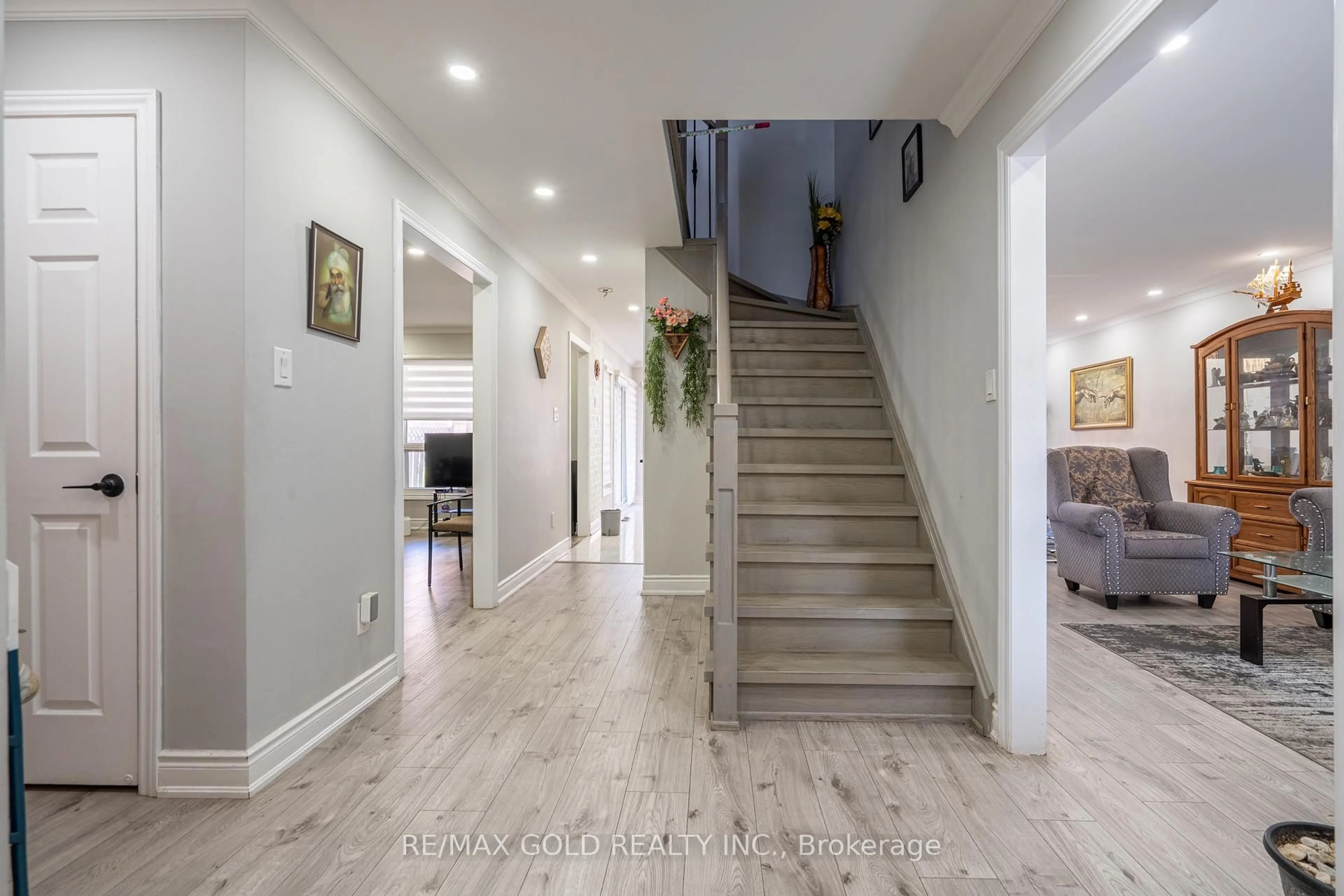 Indoor foyer for 103 Lord Simcoe Dr, Brampton Ontario L6S 5H4