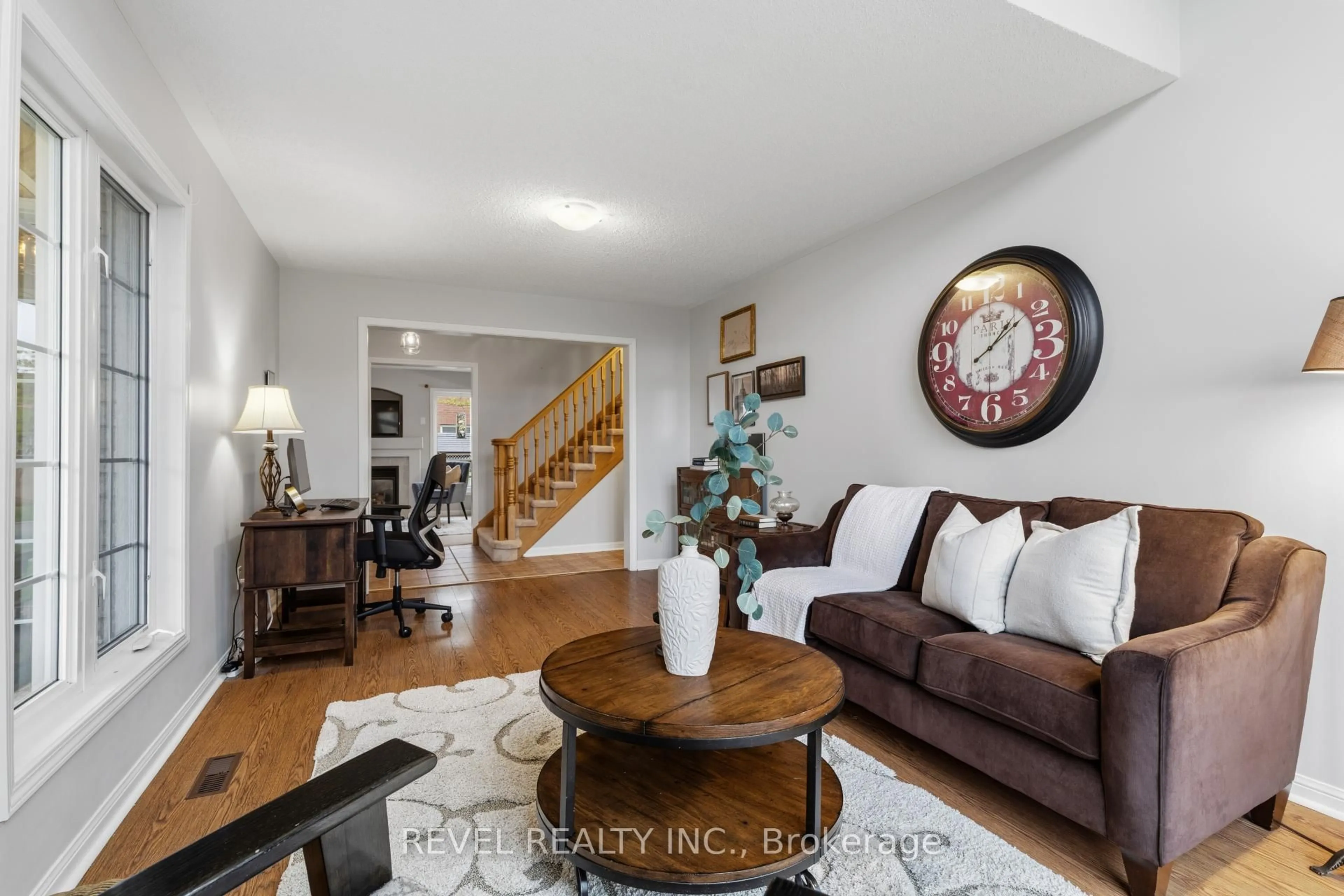 Living room with furniture, unknown for 3832 Baycroft Dr, Mississauga Ontario L5N 8J5