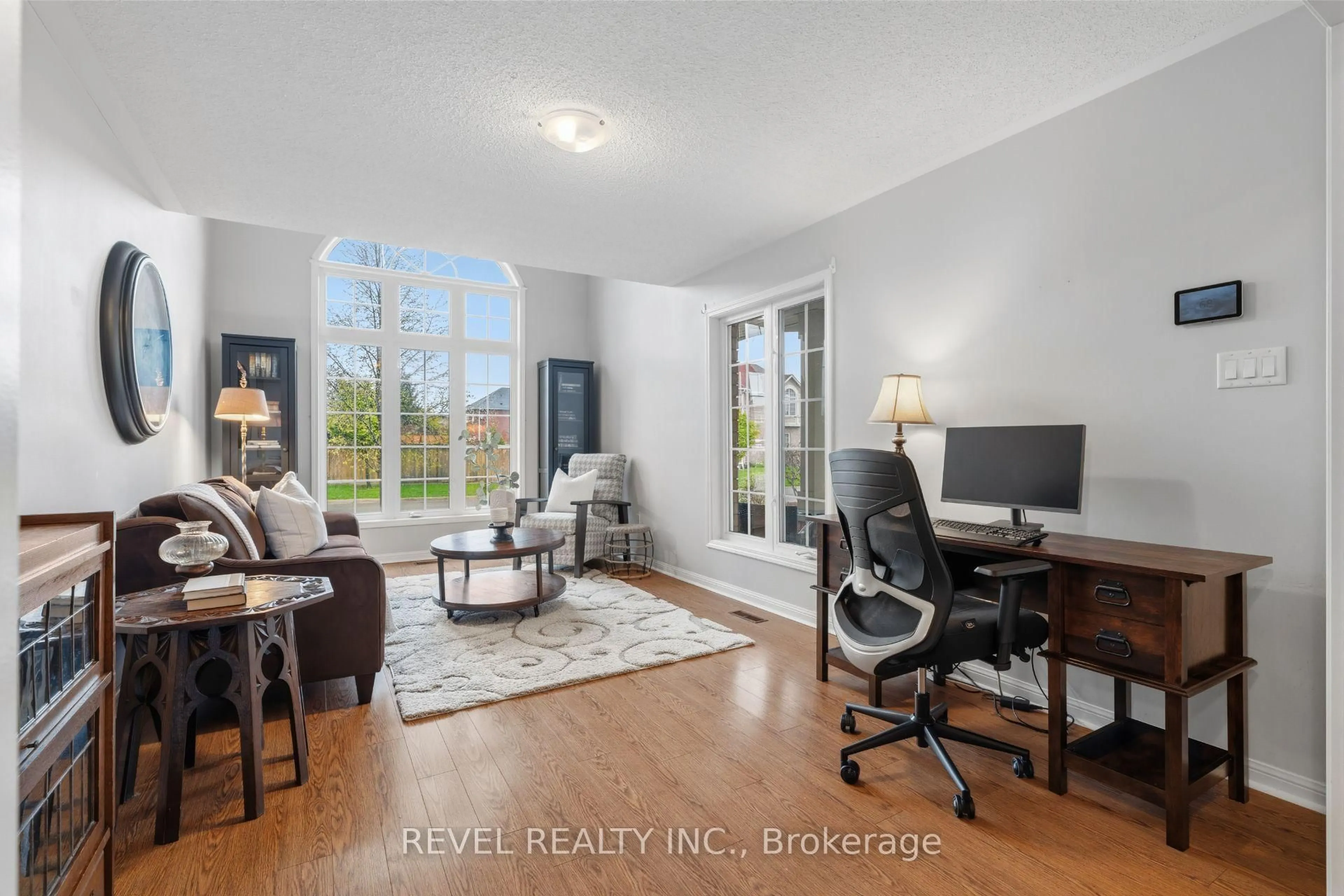 Living room with furniture, unknown for 3832 Baycroft Dr, Mississauga Ontario L5N 8J5