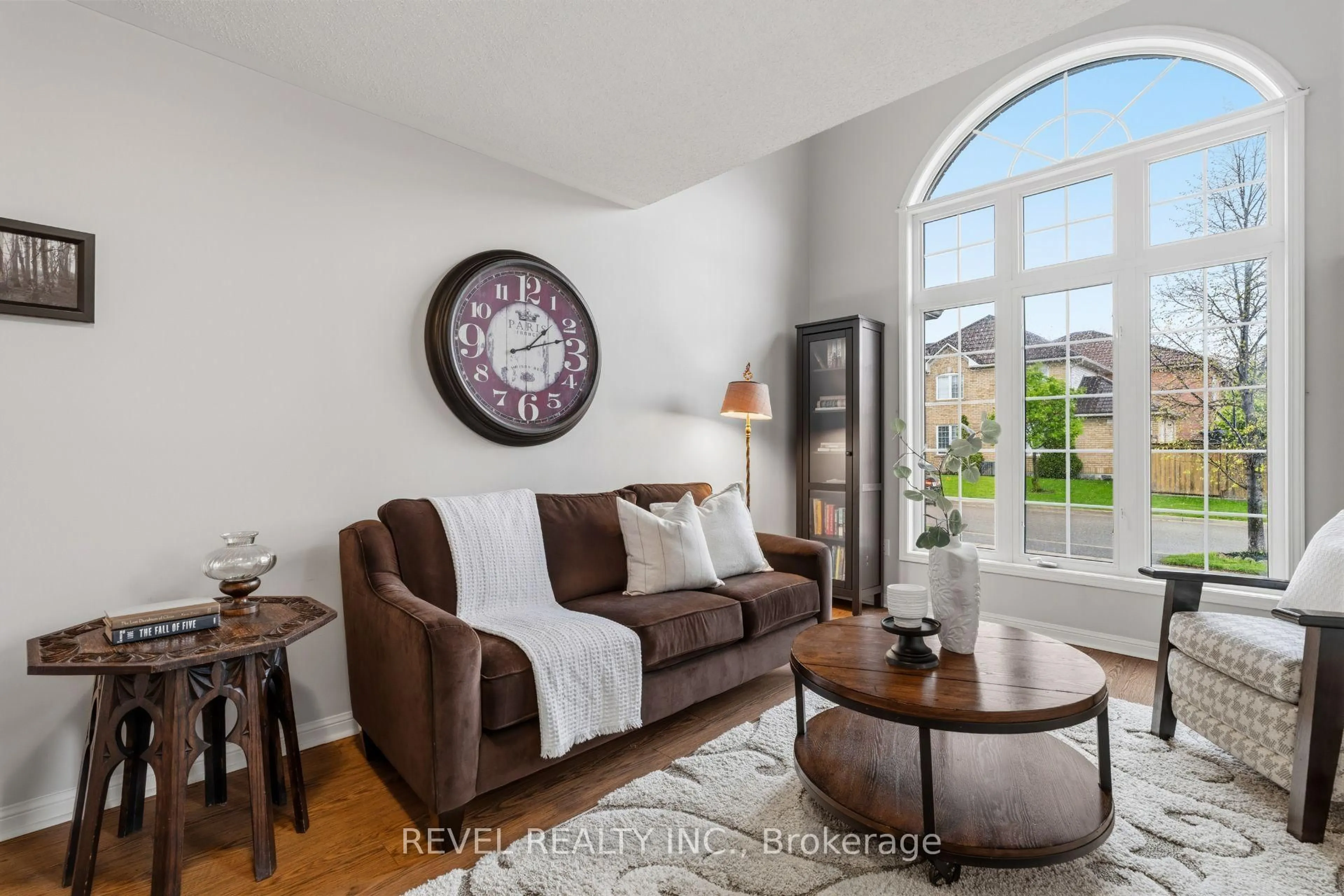 Living room with furniture, unknown for 3832 Baycroft Dr, Mississauga Ontario L5N 8J5