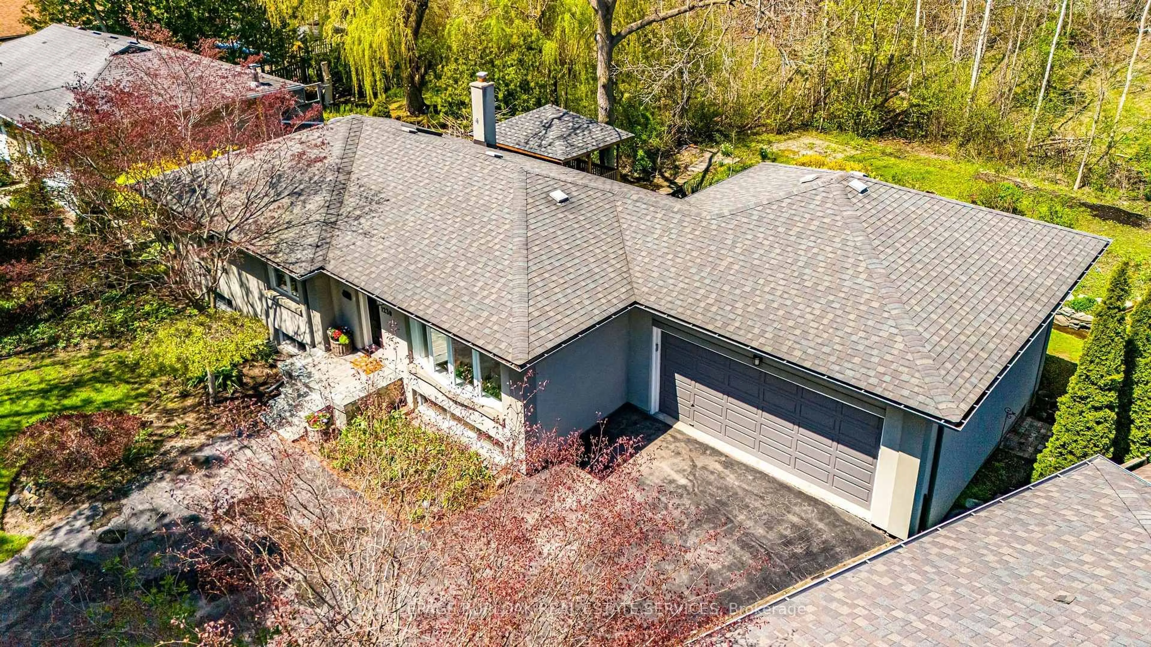 A pic from outside/outdoor area/front of a property/back of a property/a pic from drone, street for 1239 Baldwin Dr, Oakville Ontario L6J 2W4