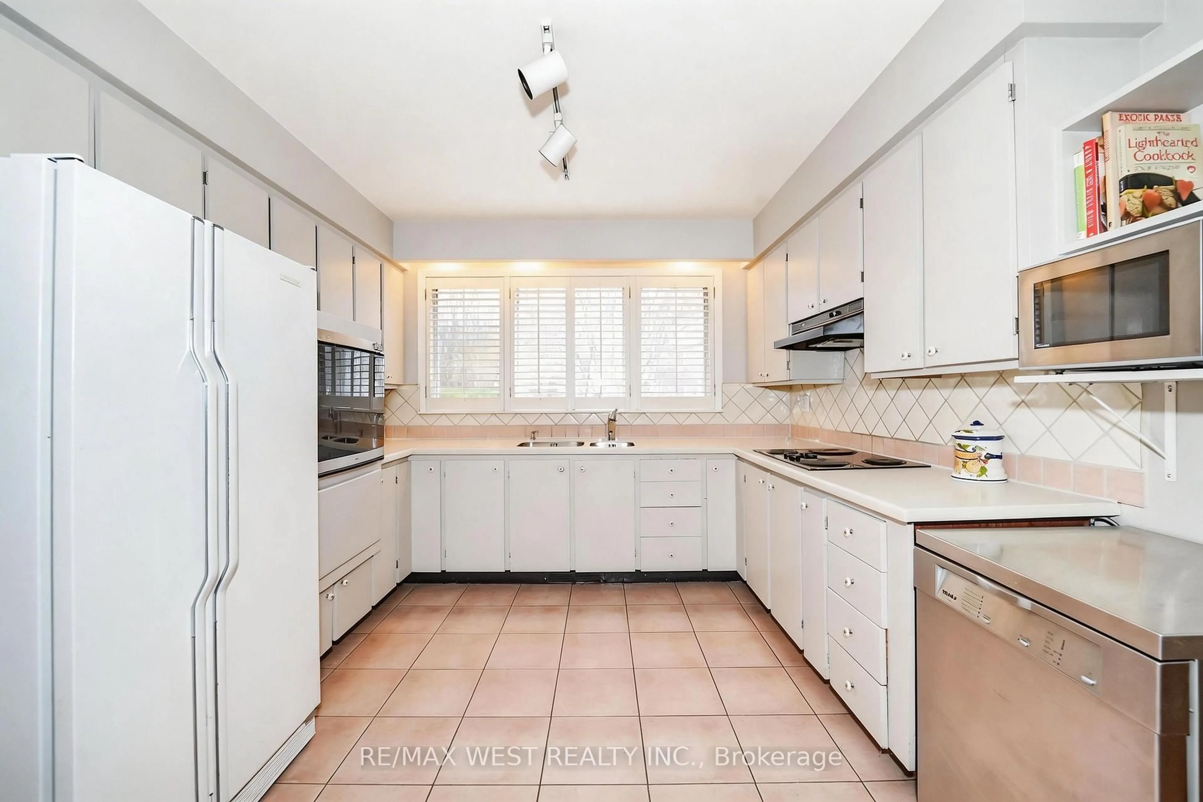 Standard kitchen, ceramic/tile floor for 47 Saint Georges Rd, Toronto Ontario M9A 3T2