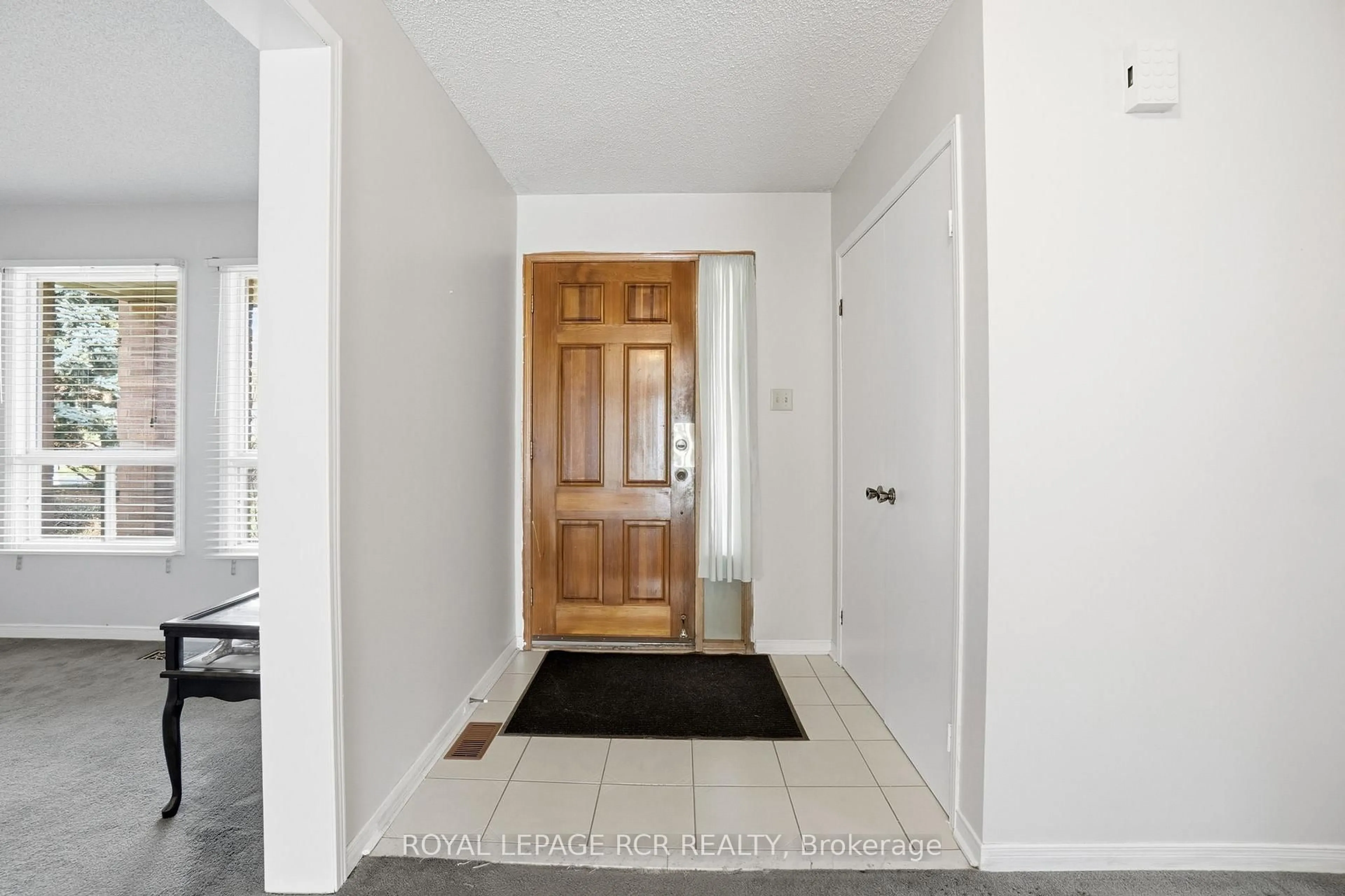 Indoor foyer for 51 Bambi Tr, Caledon Ontario L7E 2G4