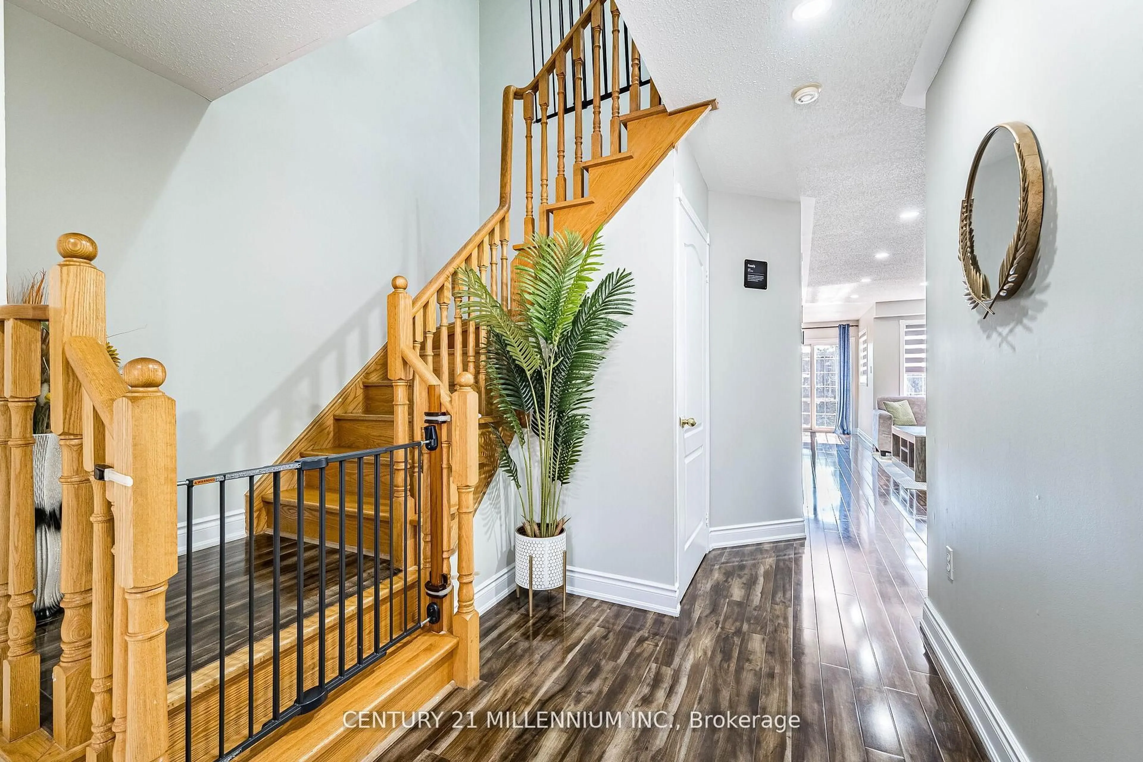 Indoor entryway for 100 Monaco Crt, Brampton Ontario L7A 1X2