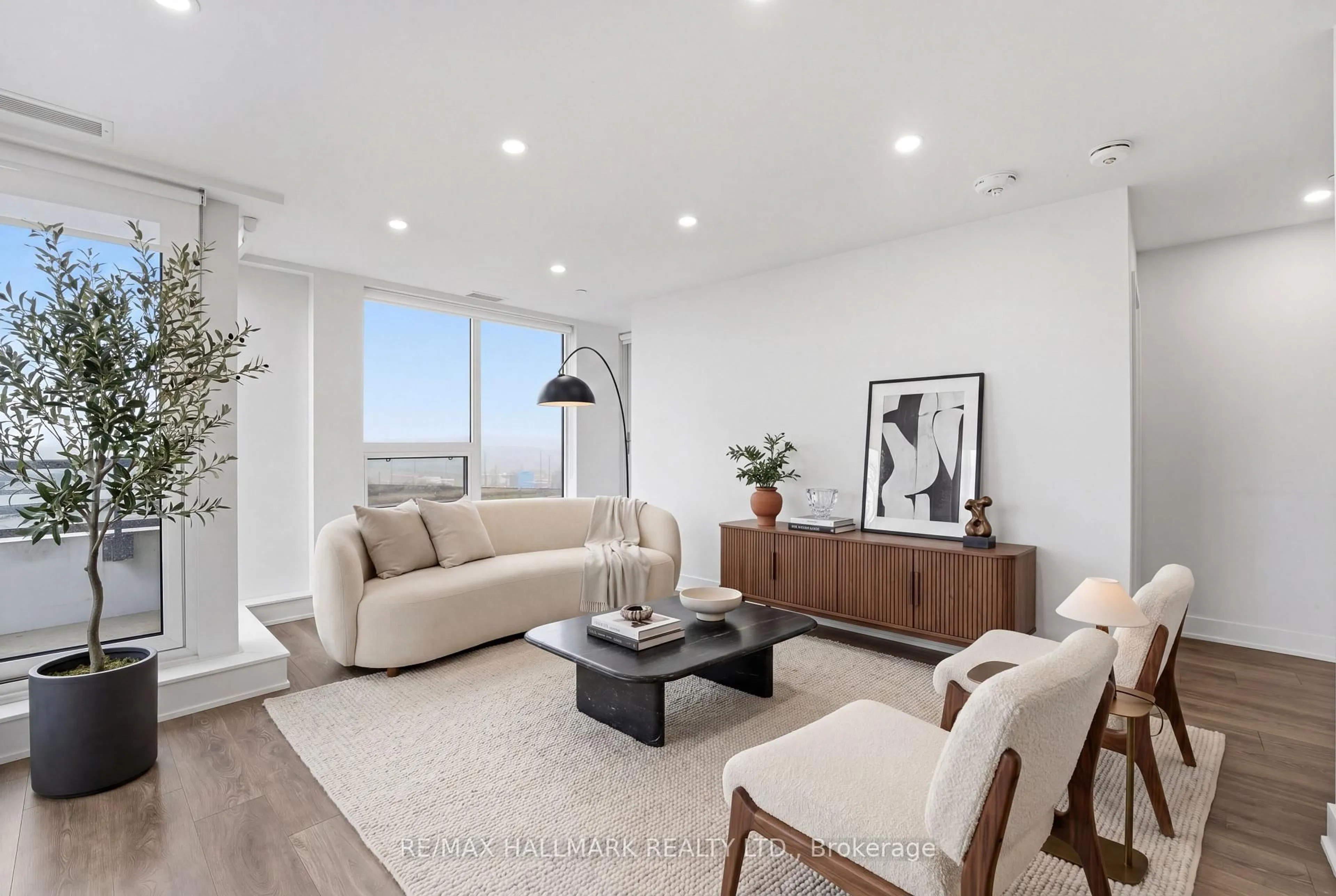 Living room with furniture, unknown for 297 Oak Walk Dr #604, Oakville Ontario L6H 3R6