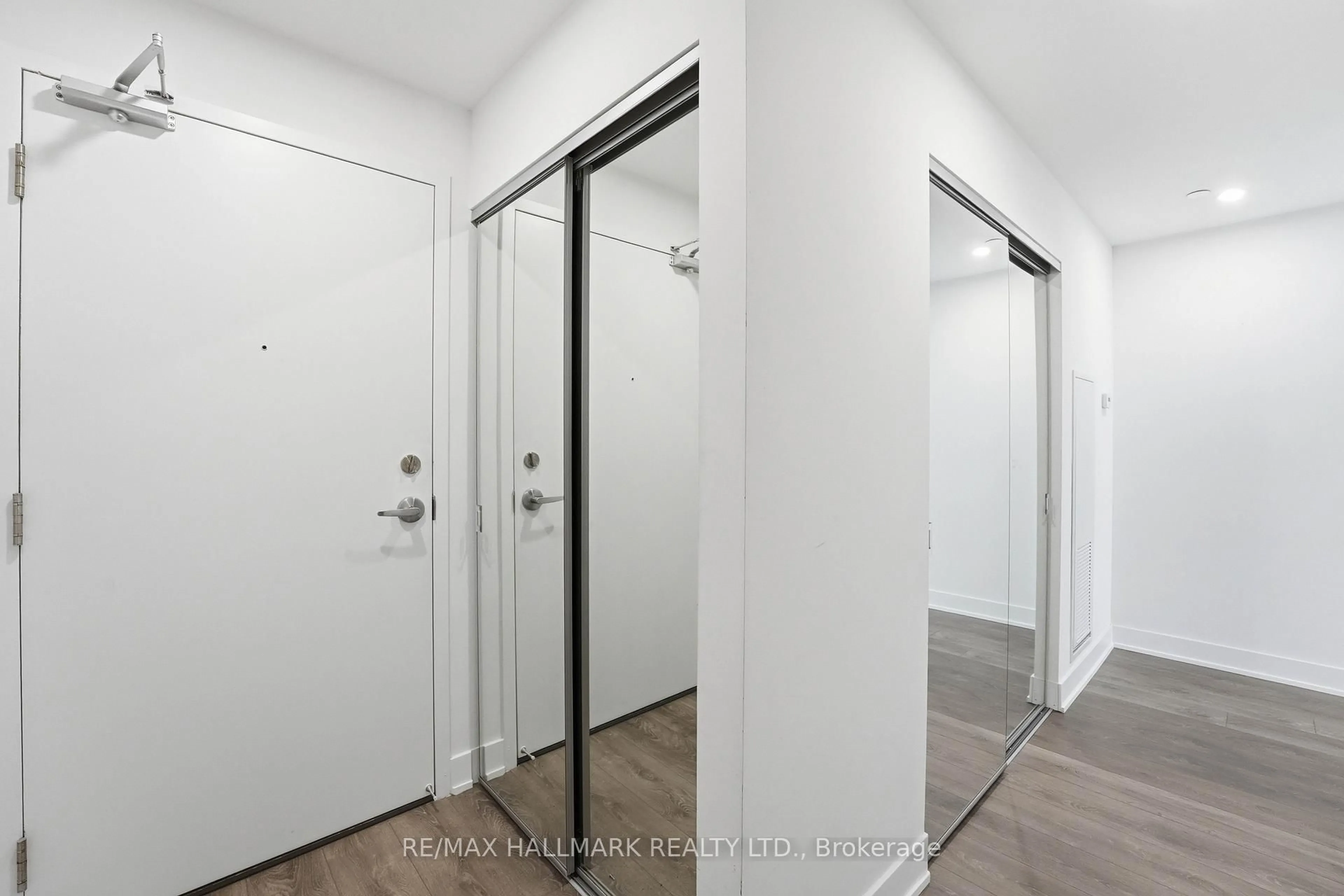 Indoor foyer for 297 Oak Walk Dr #604, Oakville Ontario L6H 3R6