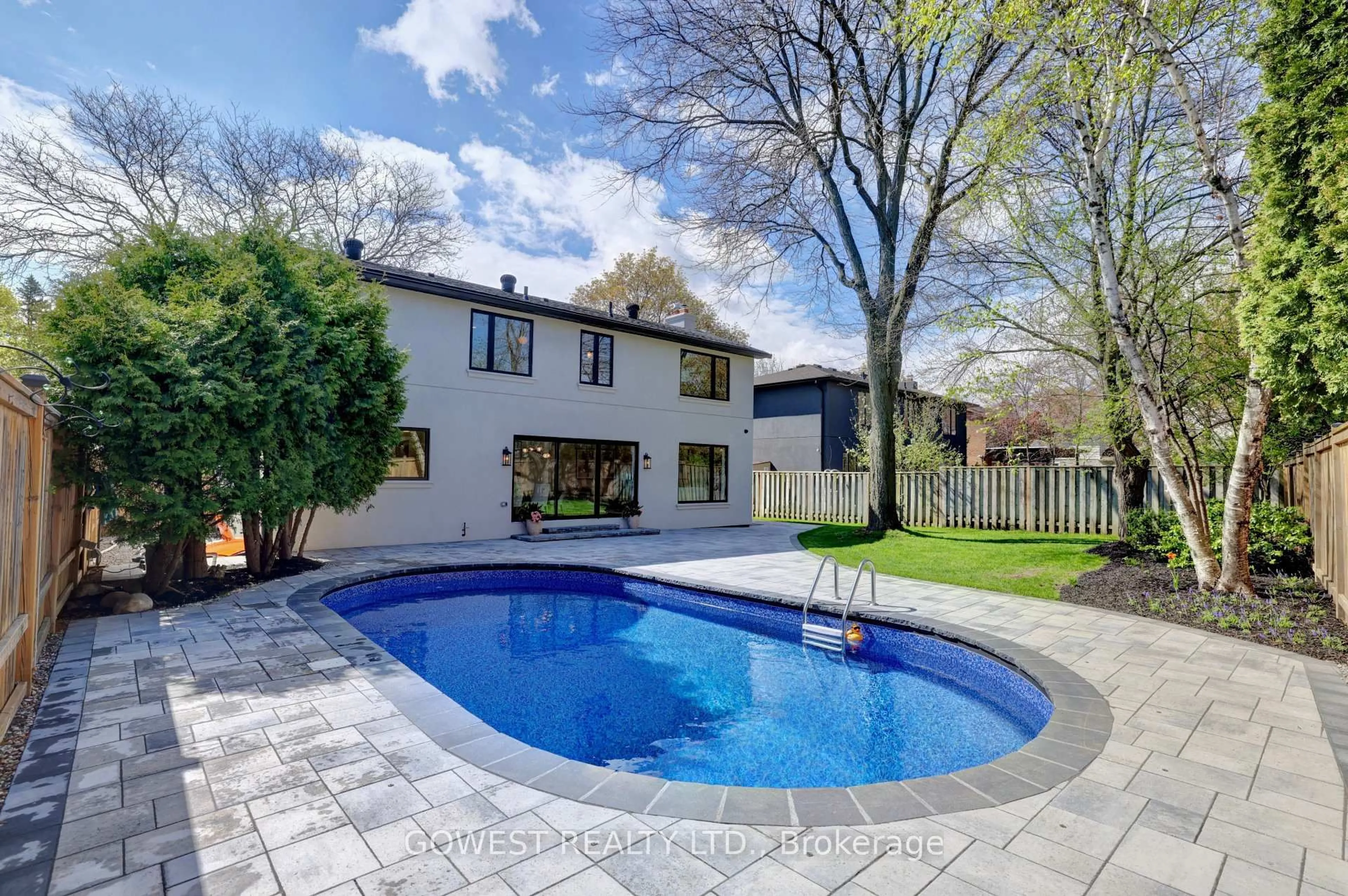 Pool for 981 Valdese Dr, Mississauga Ontario L5C 2Z5