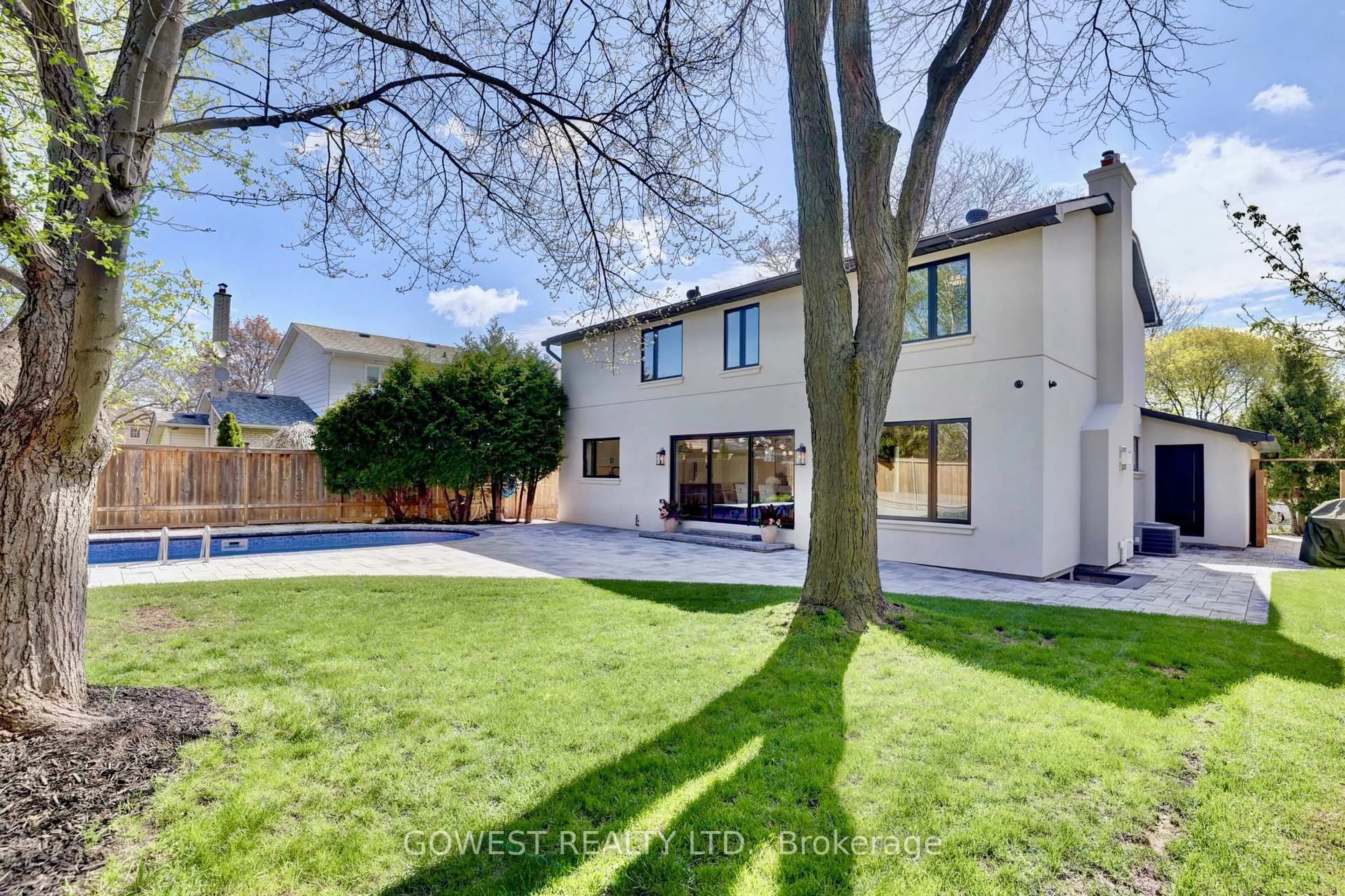 A pic from outside/outdoor area/front of a property/back of a property/a pic from drone, street for 981 Valdese Dr, Mississauga Ontario L5C 2Z5