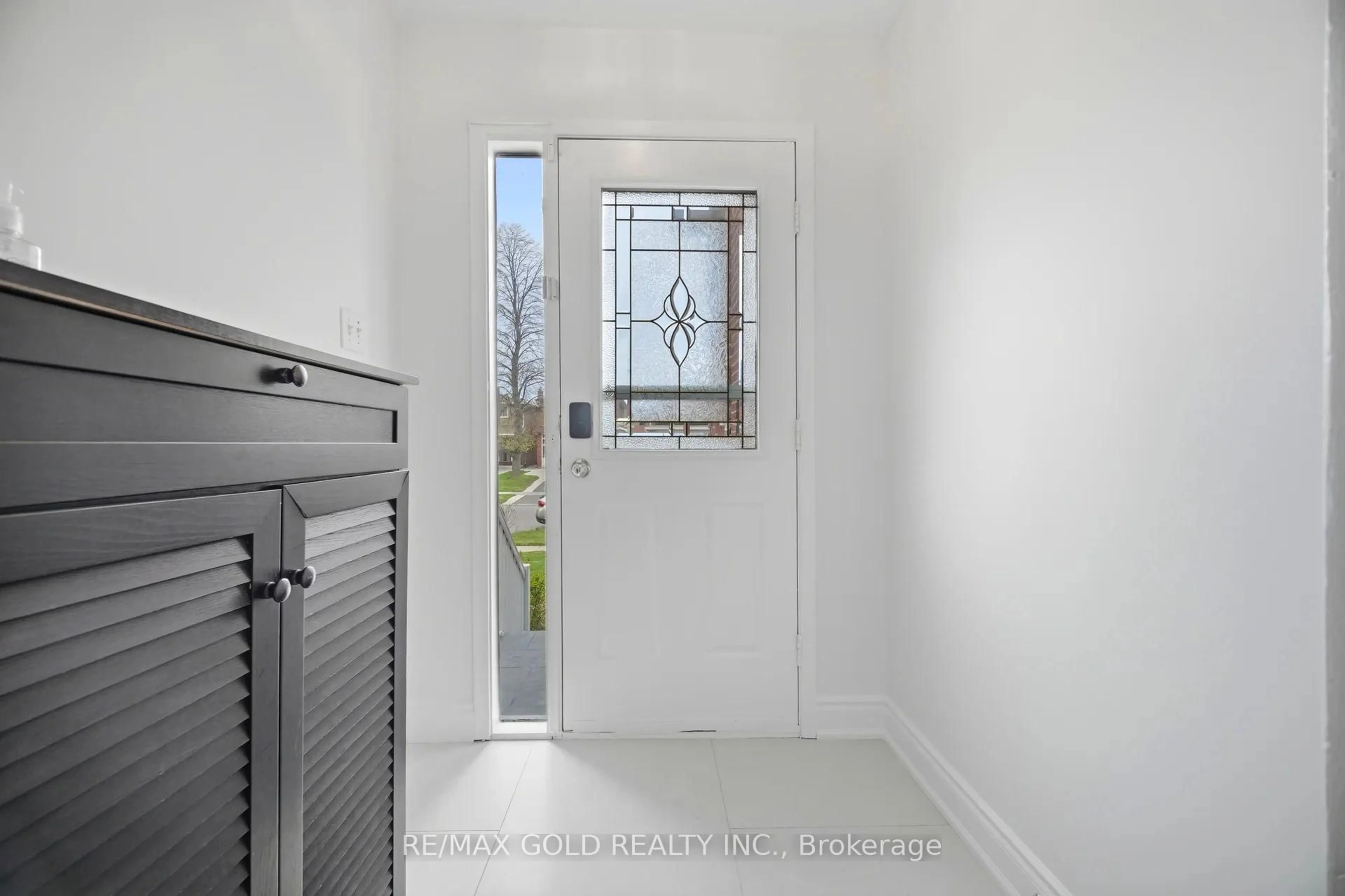 Indoor entryway for 18 Mcgraw Ave, Brampton Ontario L6X 3M4