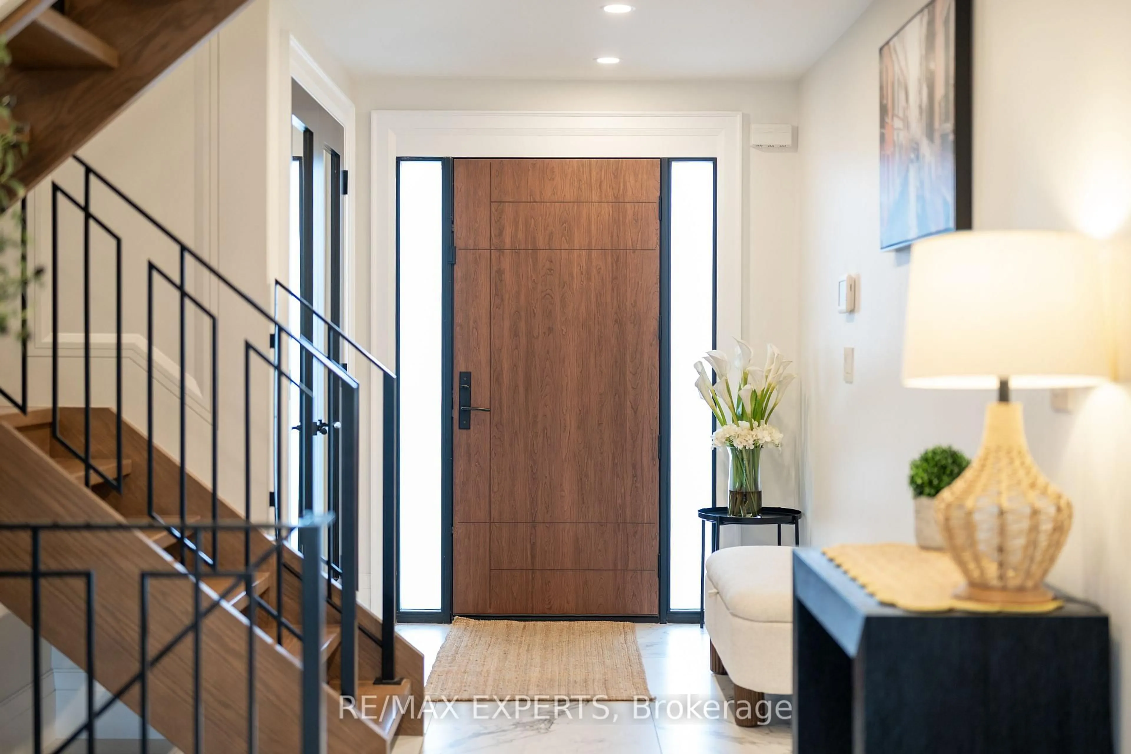 Indoor entryway for 2453 Bonner Rd, Mississauga Ontario L5J 2E1