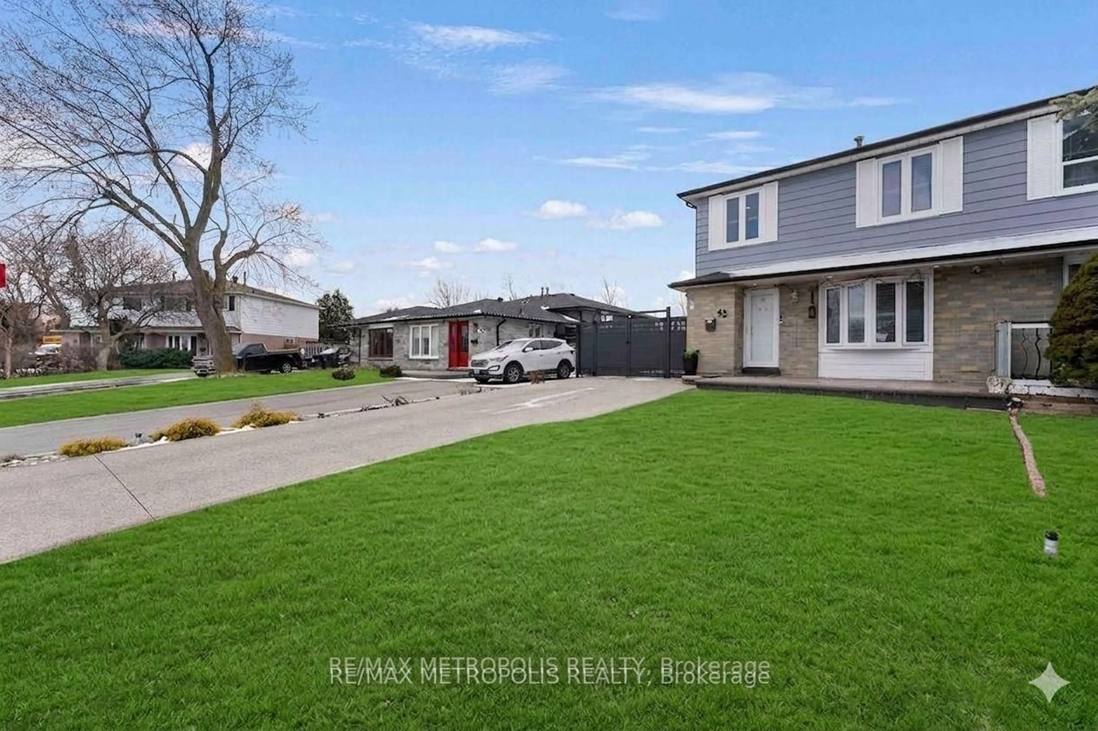 A pic from outside/outdoor area/front of a property/back of a property/a pic from drone, street for 42 Gulliver Cres, Brampton Ontario L6S 1S9