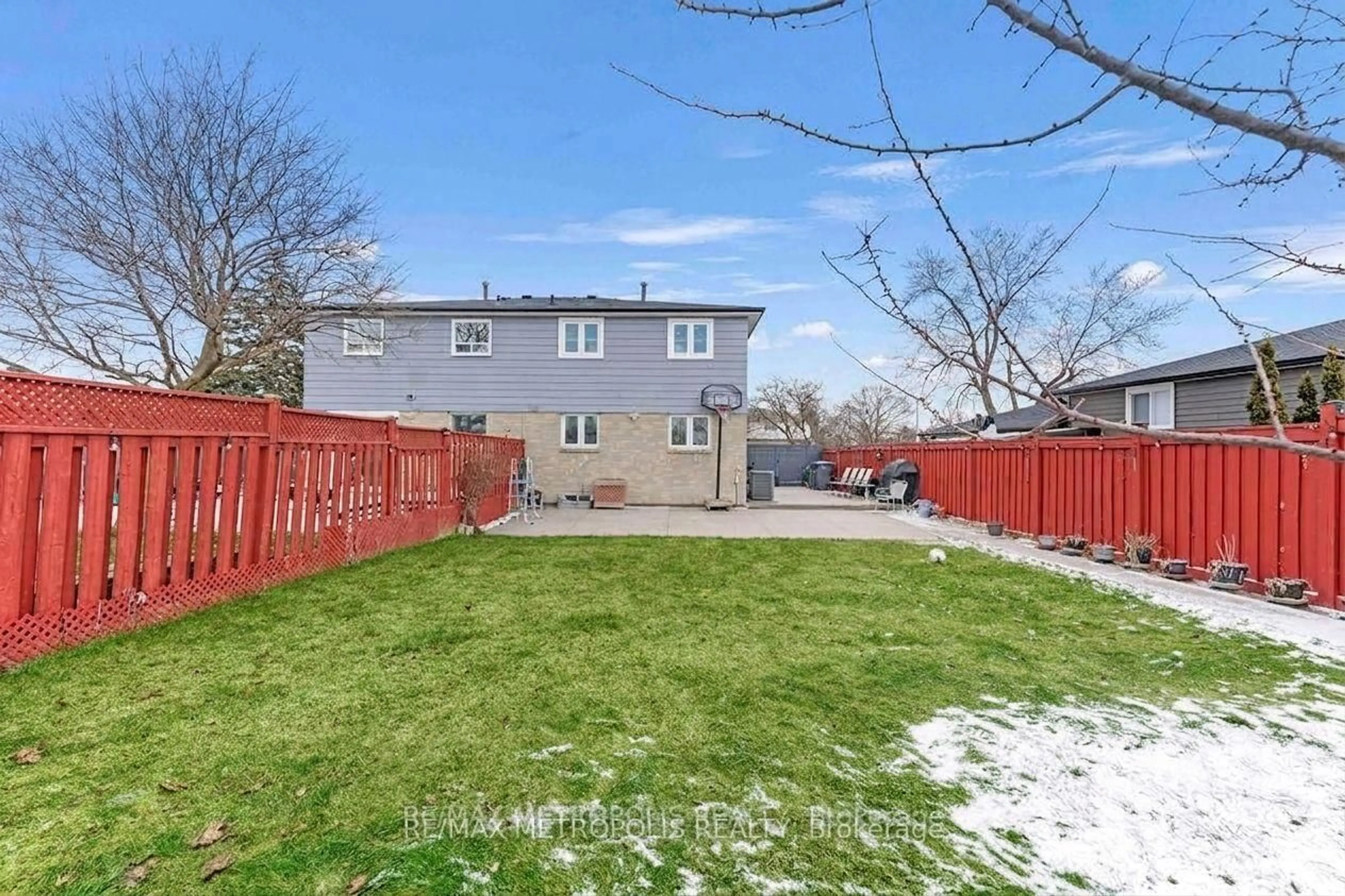 A pic from outside/outdoor area/front of a property/back of a property/a pic from drone, street for 42 Gulliver Cres, Brampton Ontario L6S 1S9