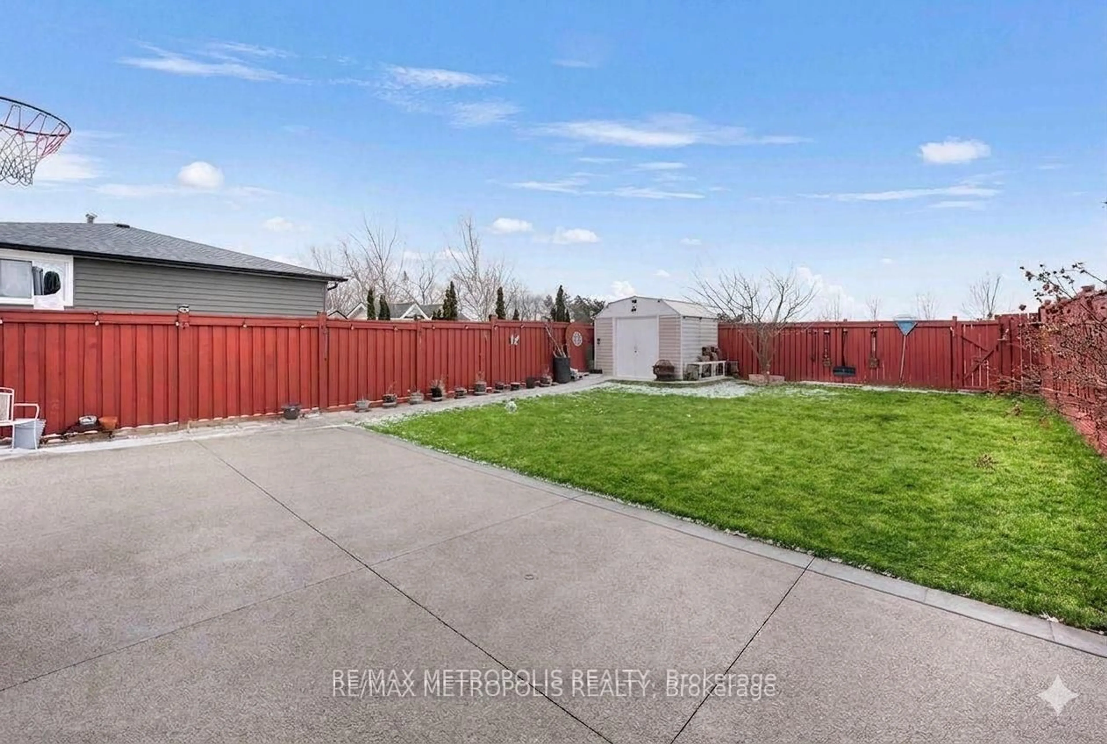 A pic from outside/outdoor area/front of a property/back of a property/a pic from drone, street for 42 Gulliver Cres, Brampton Ontario L6S 1S9