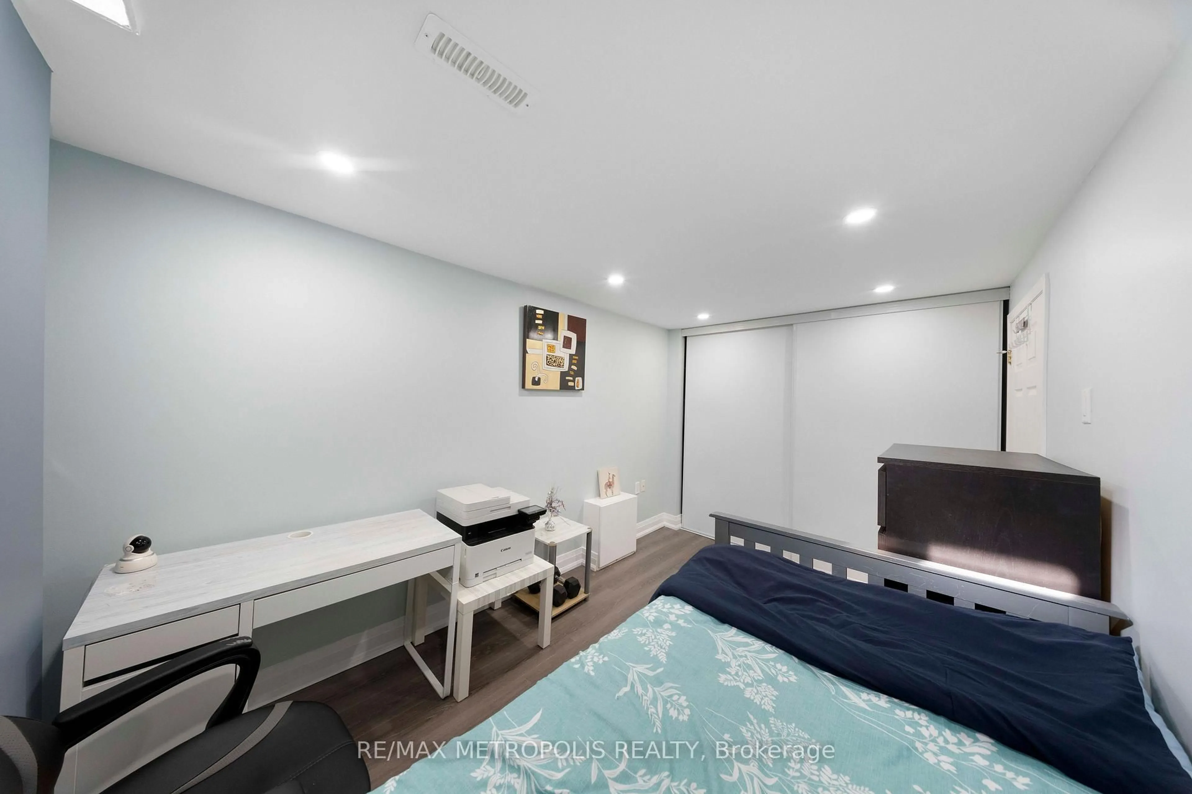 A pic of a room for 42 Gulliver Cres, Brampton Ontario L6S 1S9