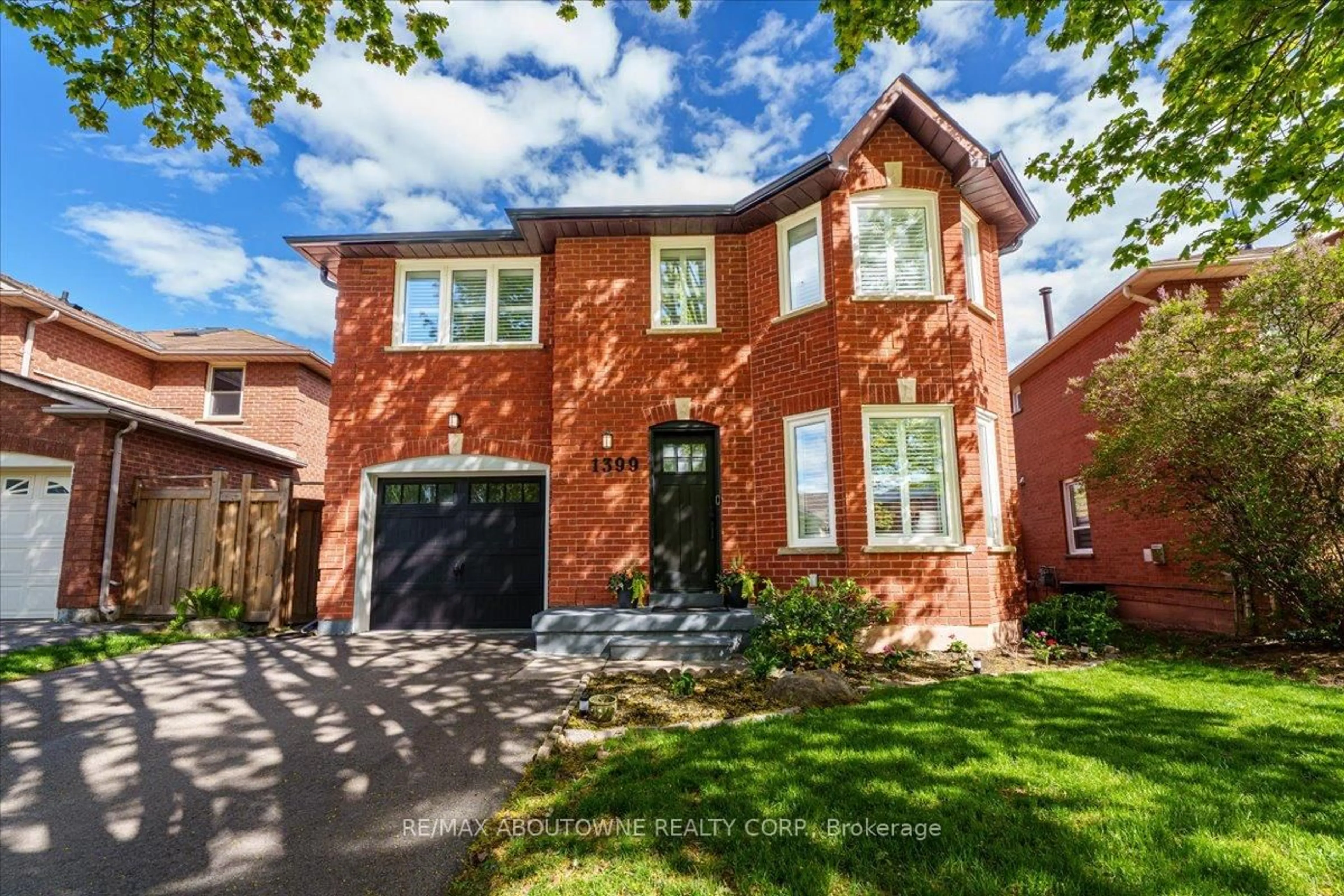 Home with brick exterior material, street for 1399 Cobbler Lane, Oakville Ontario L6M 3C1