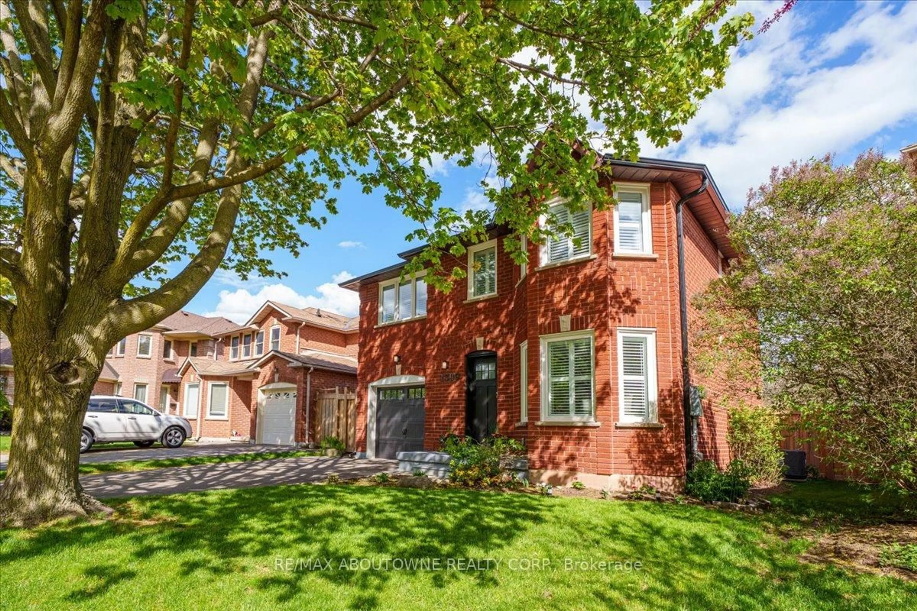 Home with brick exterior material, street for 1399 Cobbler Lane, Oakville Ontario L6M 3C1
