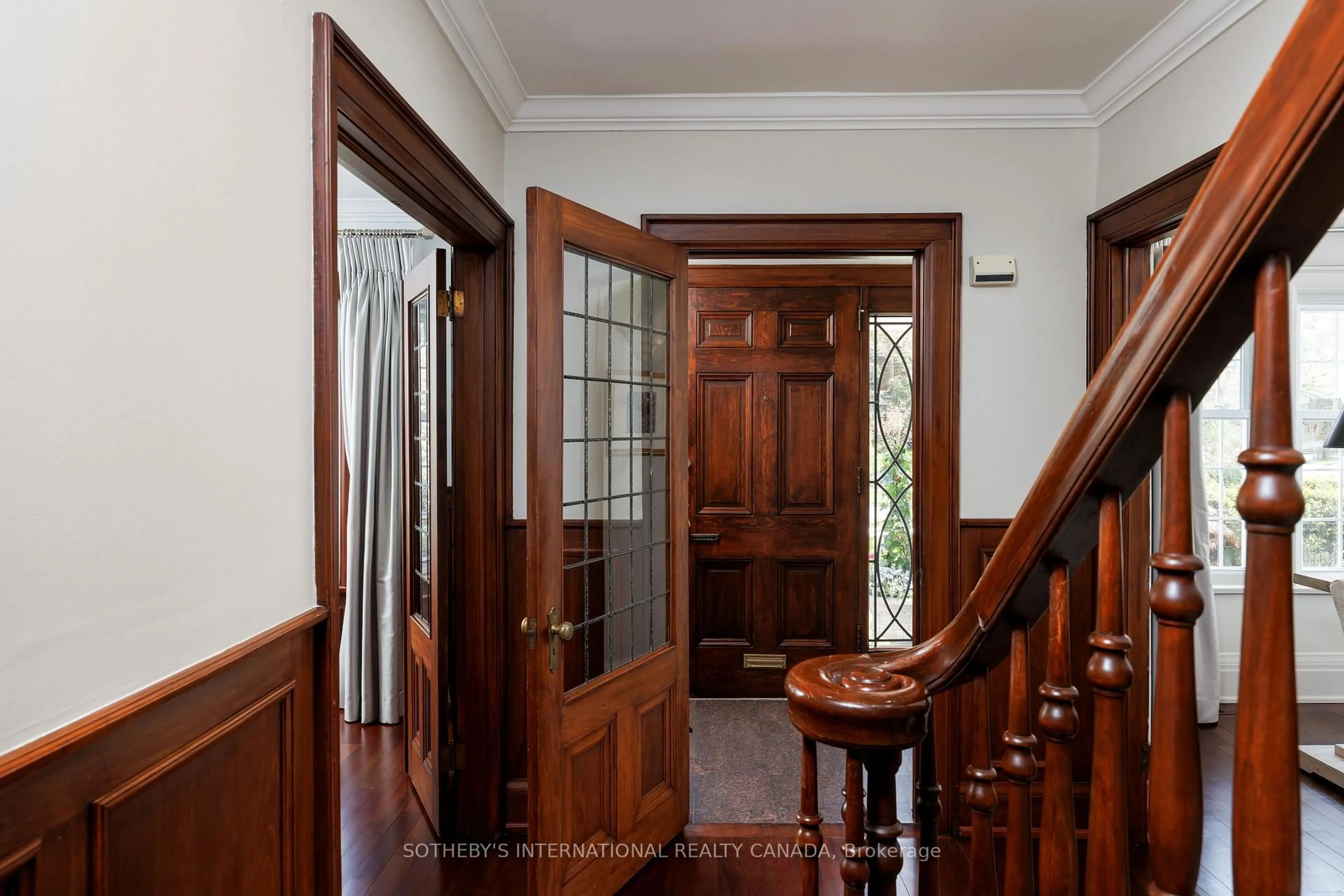 Indoor foyer for 70 King Georges Rd, Toronto Ontario M8X 1L9