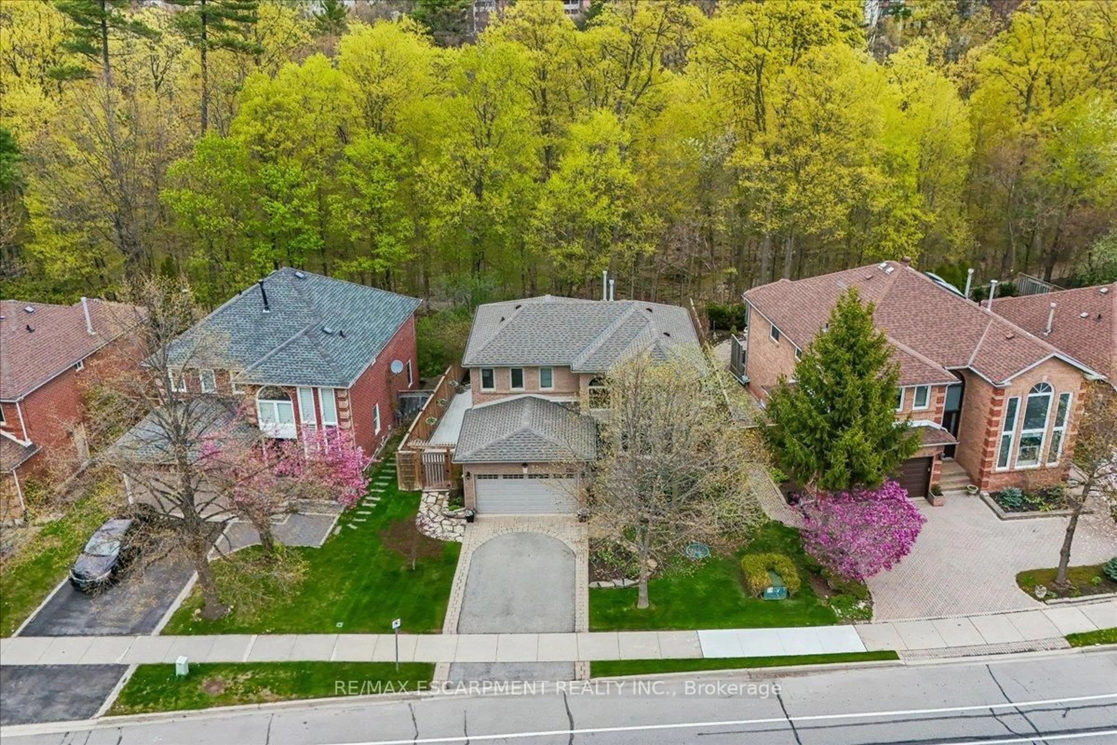 A pic from outside/outdoor area/front of a property/back of a property/a pic from drone, street for 1257 McCraney St, Oakville Ontario L6H 3A3