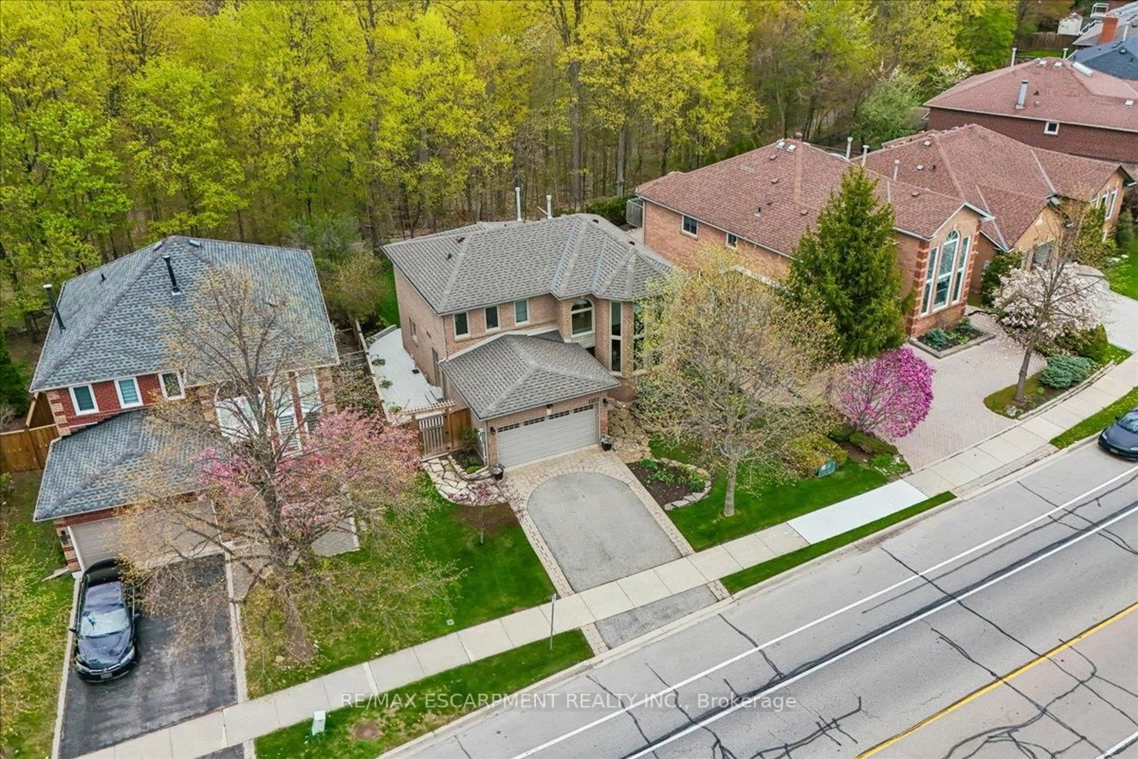 A pic from outside/outdoor area/front of a property/back of a property/a pic from drone, street for 1257 McCraney St, Oakville Ontario L6H 3A3