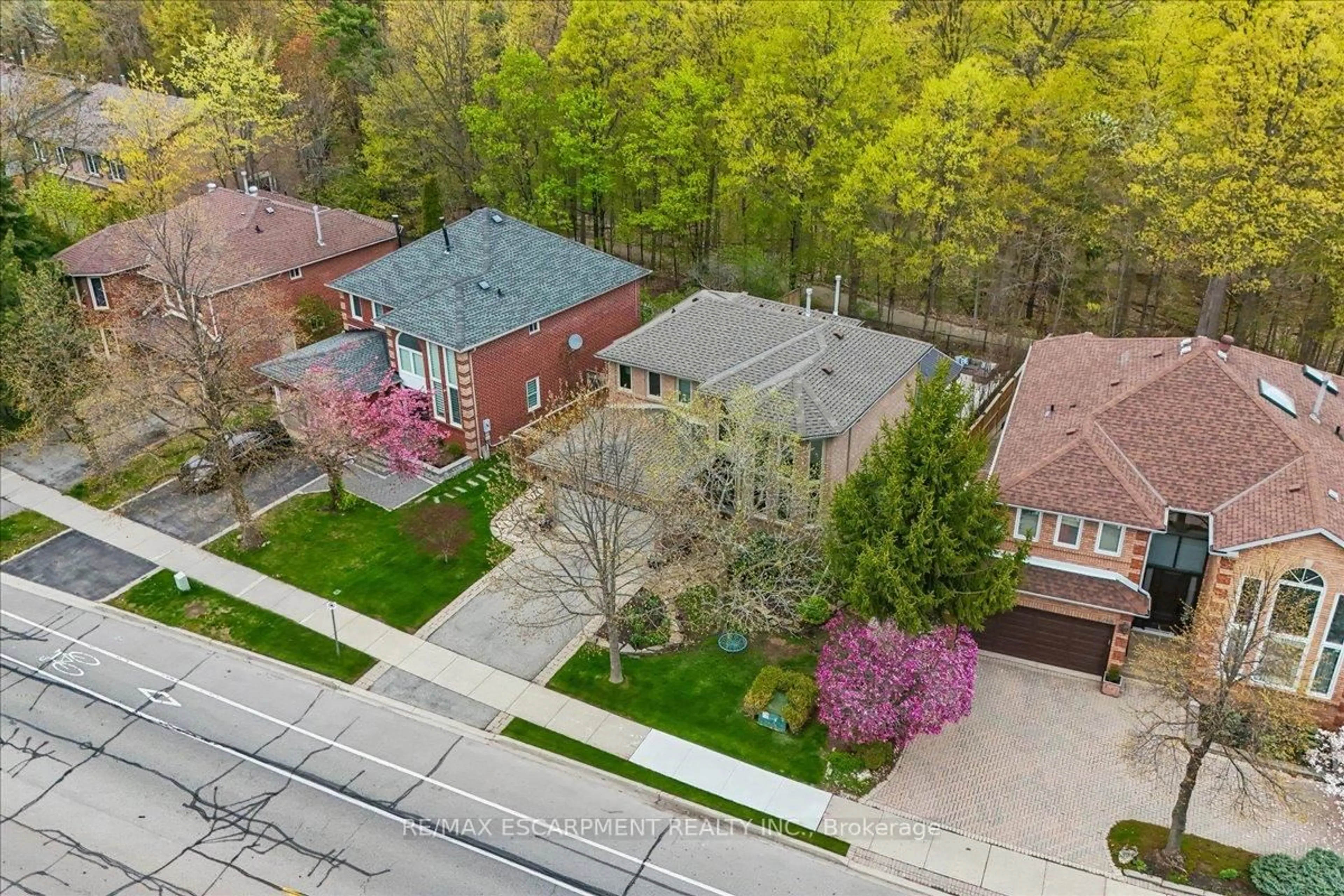 A pic from outside/outdoor area/front of a property/back of a property/a pic from drone, street for 1257 McCraney St, Oakville Ontario L6H 3A3