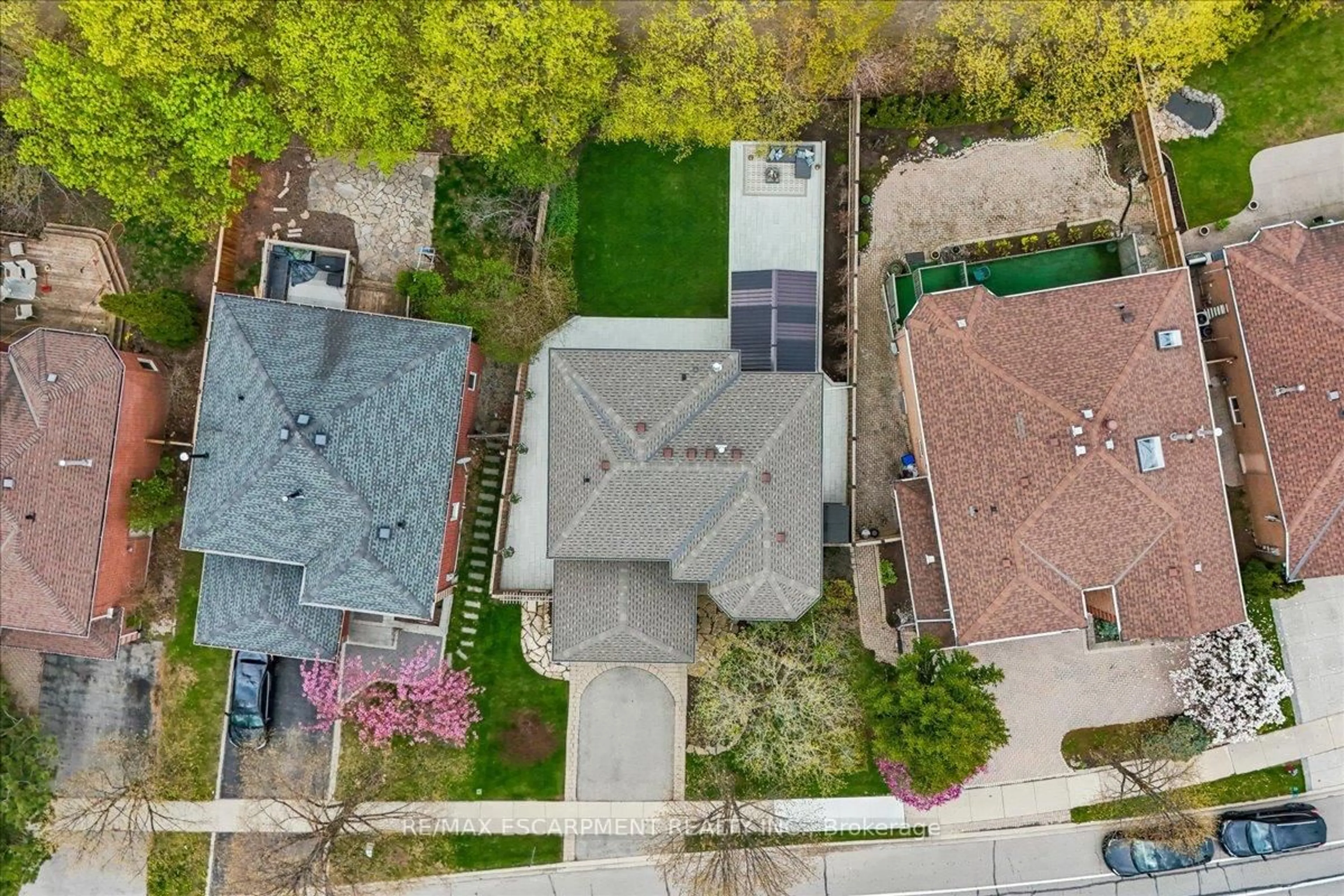 A pic from outside/outdoor area/front of a property/back of a property/a pic from drone, street for 1257 McCraney St, Oakville Ontario L6H 3A3