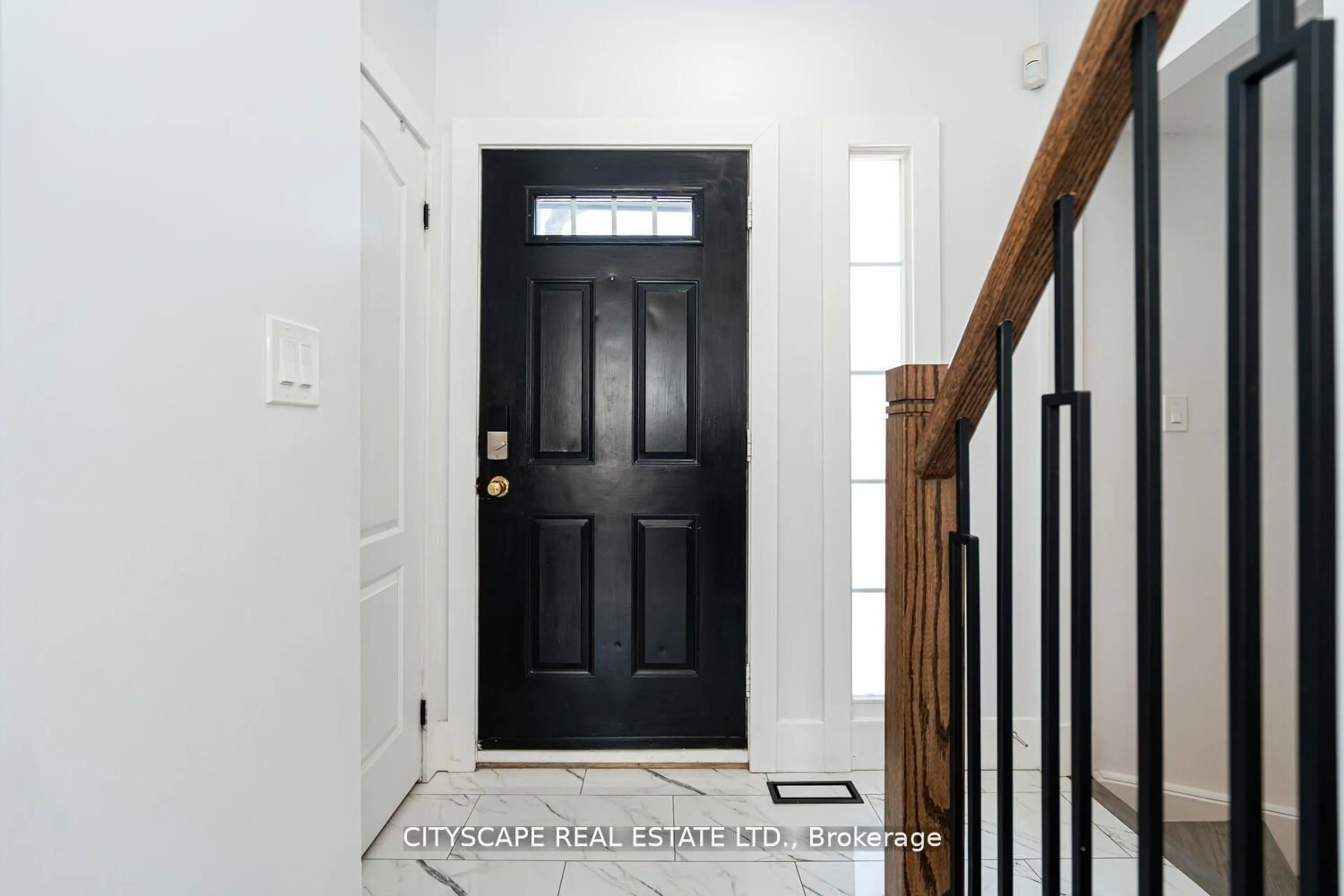 Indoor entryway for 5535 Glen Erin Dr #58, Mississauga Ontario L5M 6H1