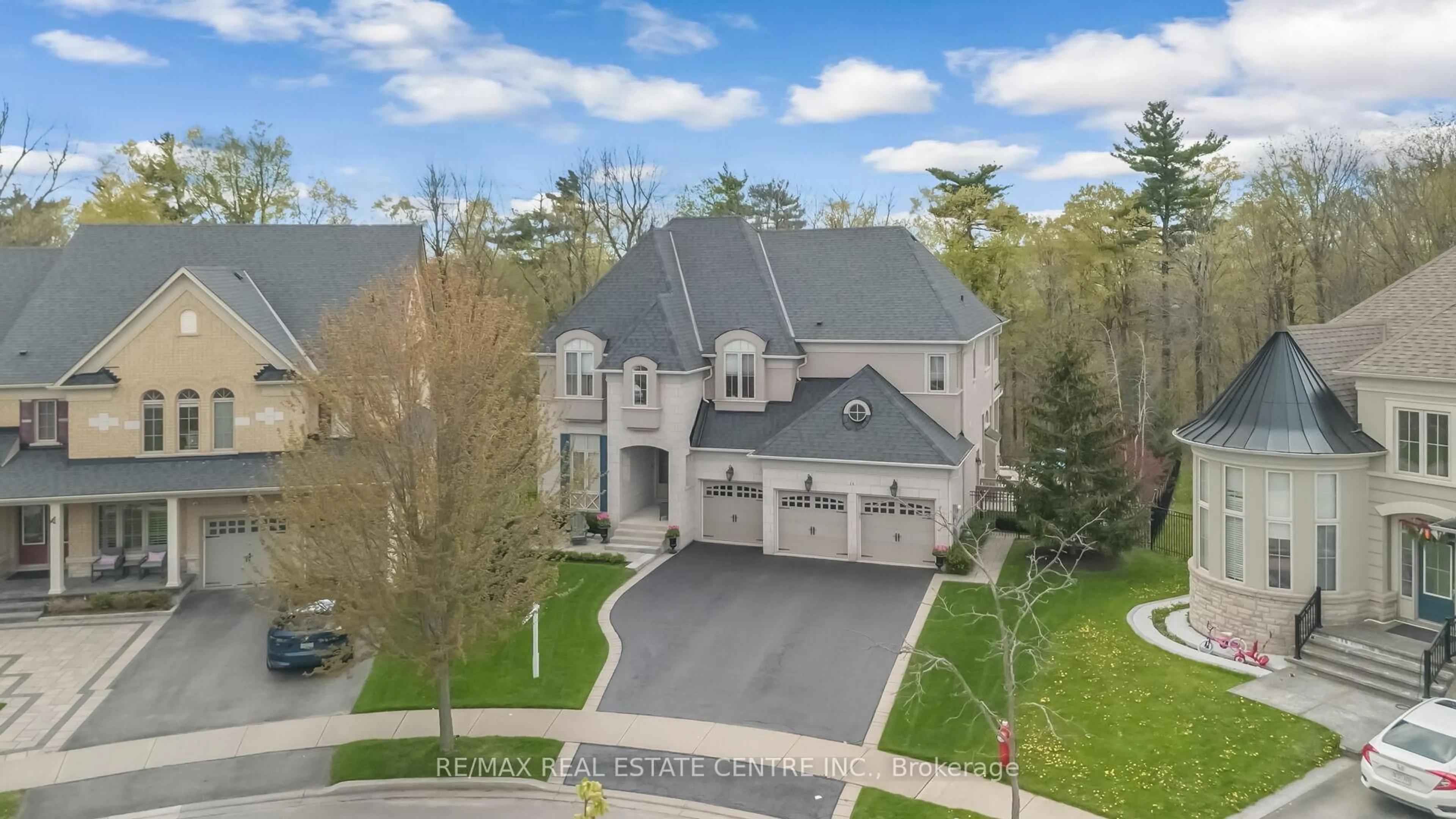 A pic from outside/outdoor area/front of a property/back of a property/a pic from drone, street for 14 Canis St, Brampton Ontario L6X 2Y5