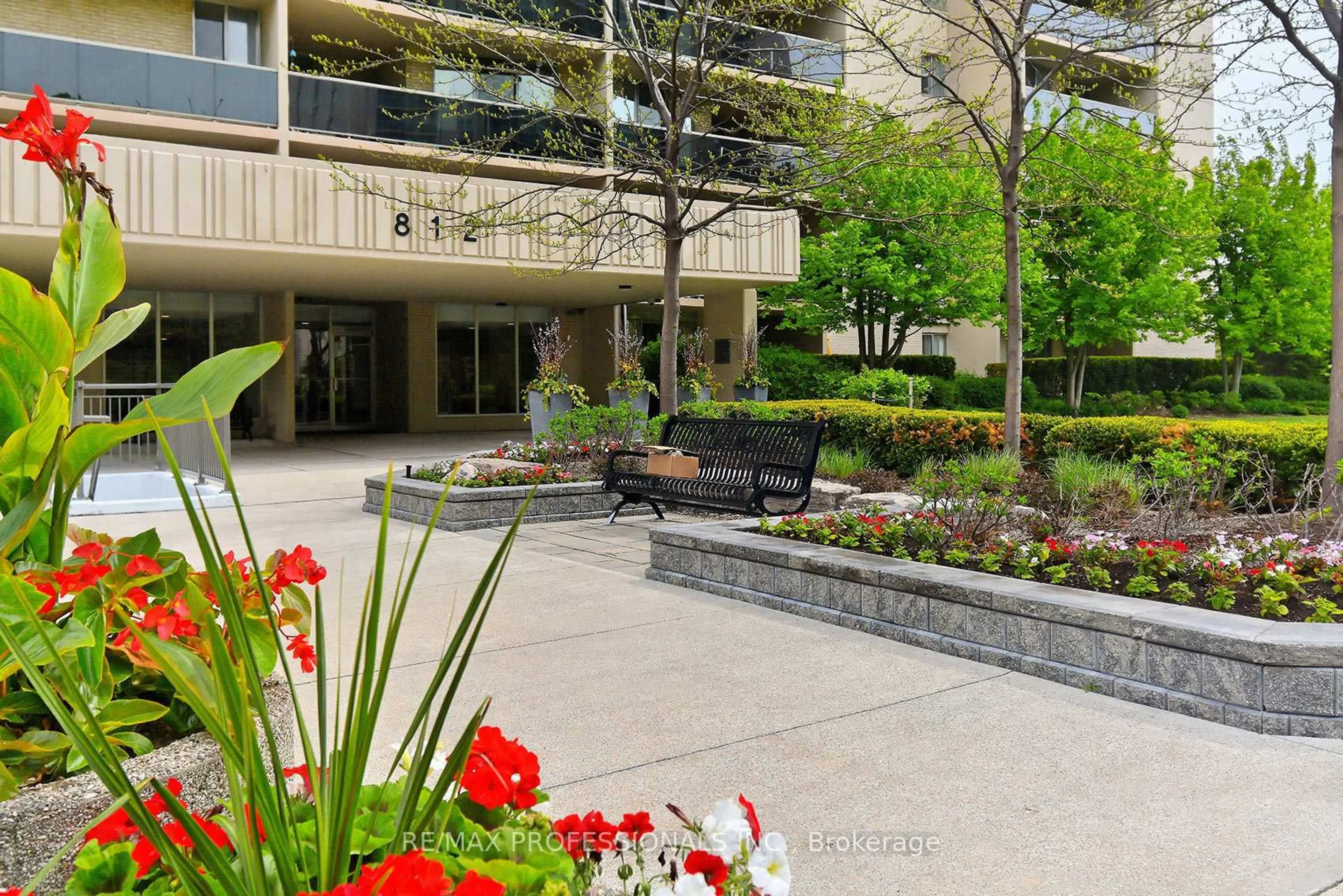 Patio, street for 812 Burnhamthorpe Rd #1504, Toronto Ontario M9C 4W1