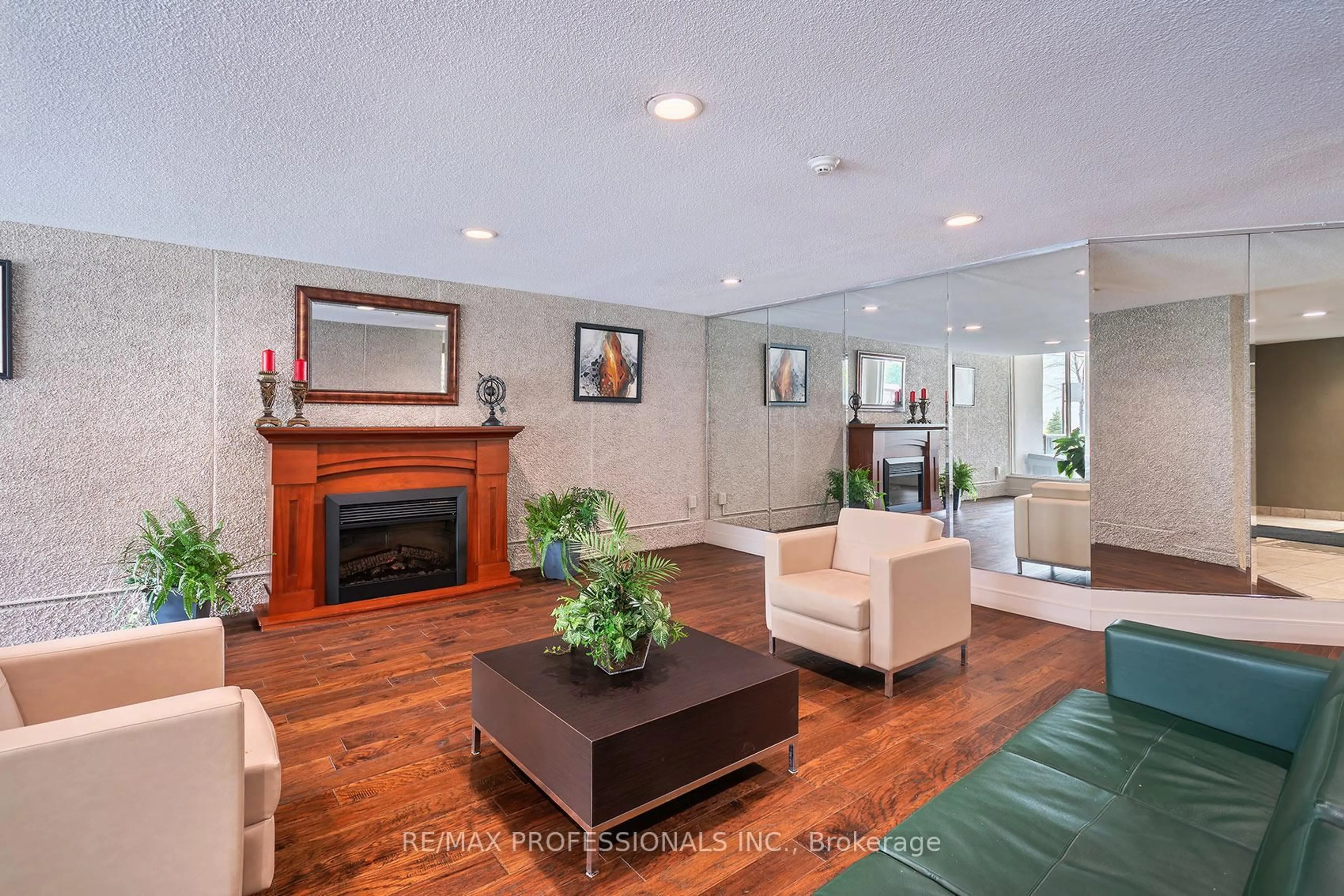 Unknown for 812 Burnhamthorpe Rd #1504, Toronto Ontario M9C 4W1