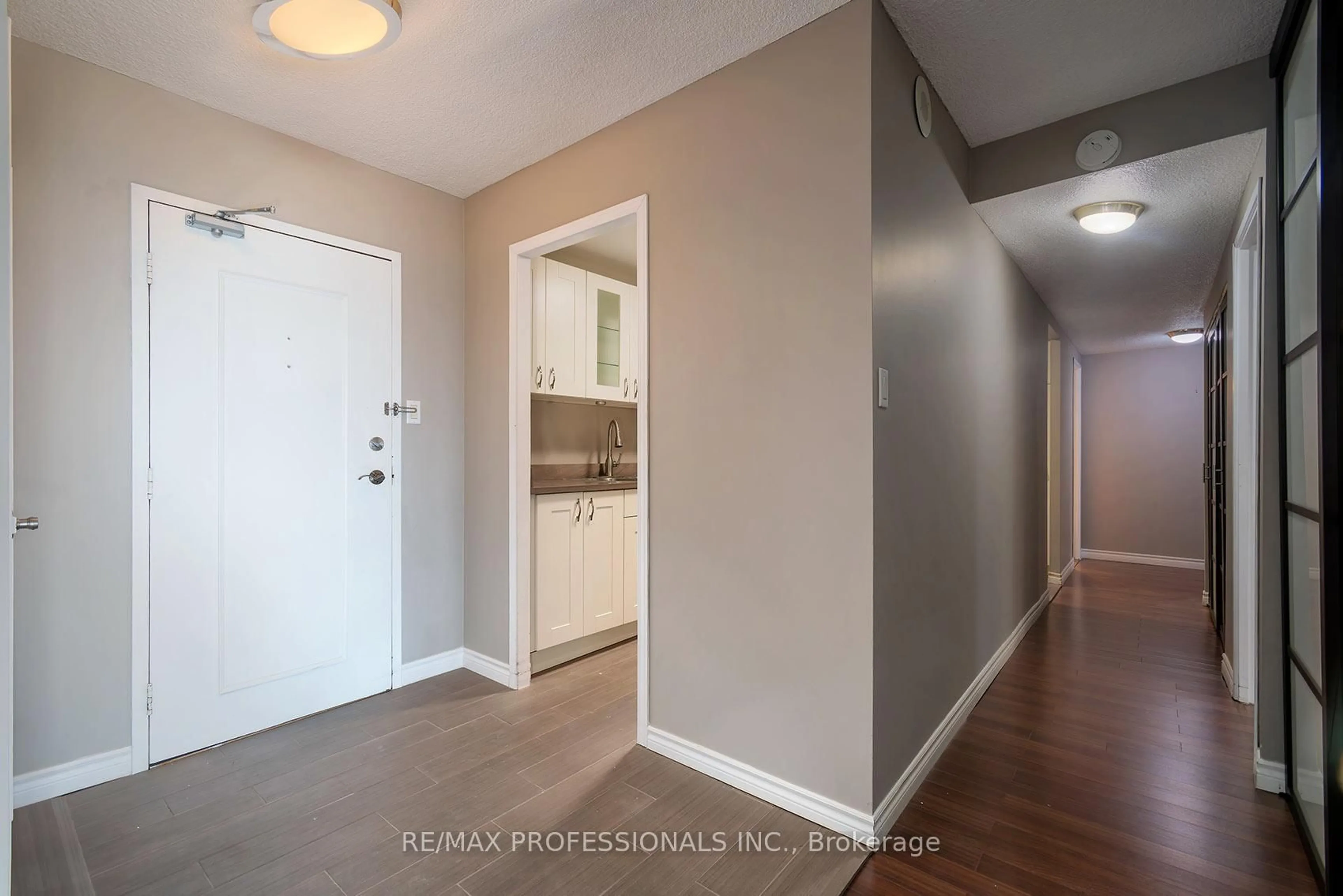 Indoor entryway for 812 Burnhamthorpe Rd #1504, Toronto Ontario M9C 4W1