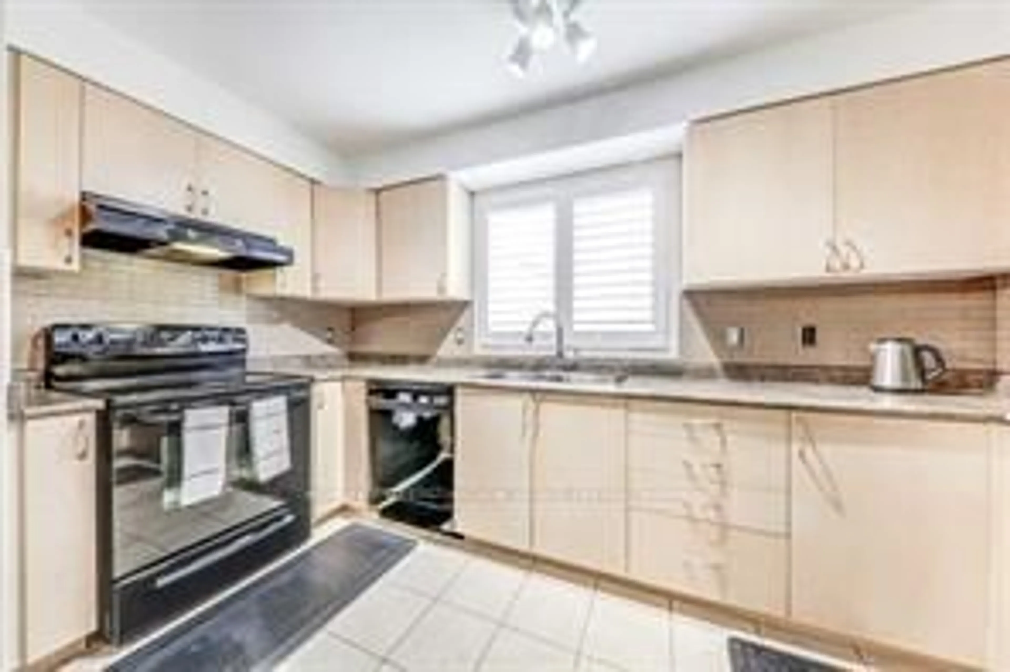 Standard kitchen, unknown for 4 Dayspring Circle Dr #3210, Brampton Ontario L6P 2Z5