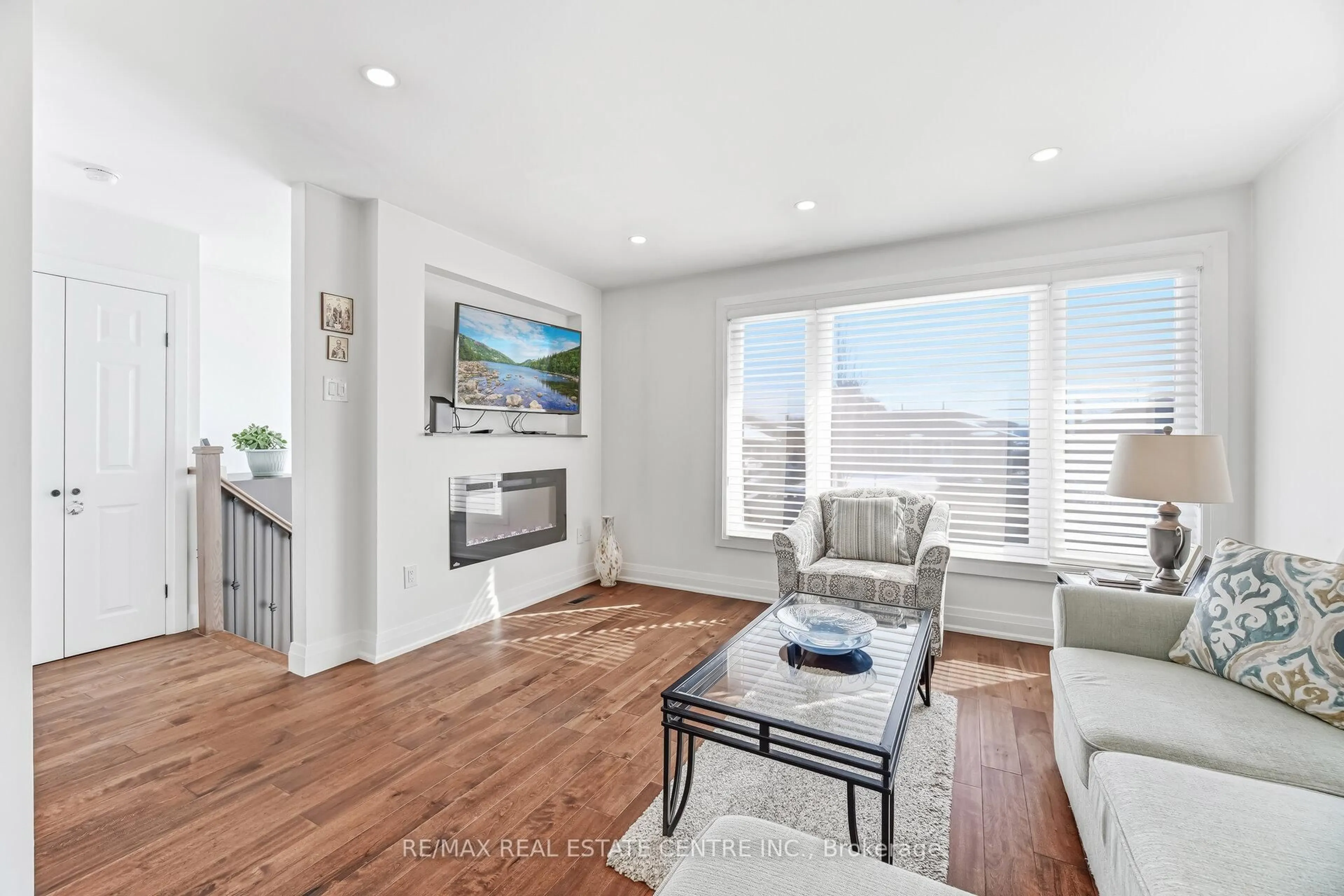 Living room with furniture, unknown for 3392 Homark Dr, Mississauga Ontario L4Y 2K7
